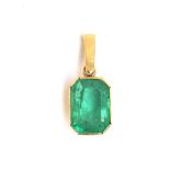 An 18ct gold mounted emerald pendant, the emerald approx. 2.5cts, 1.2cm long excluding bail, 2g