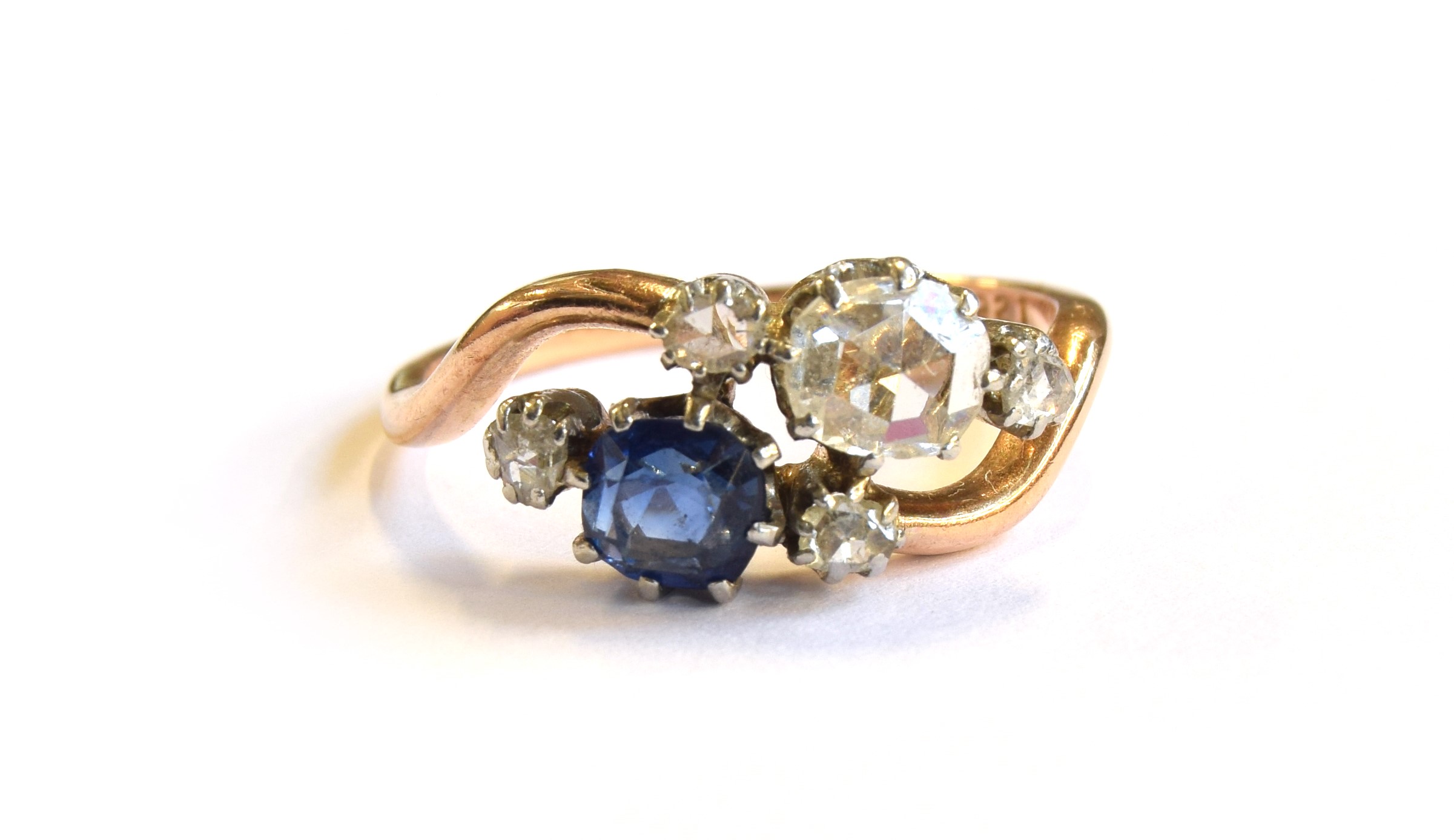 An early 20th century 18ct gold 'Toi et Moi' diamond and sapphire crossover ring, the large rose cut - Image 5 of 6