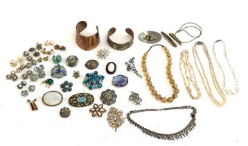 A mixed lot of jewellery to include costume brooches, agate bead necklace, silver gilt George V thre