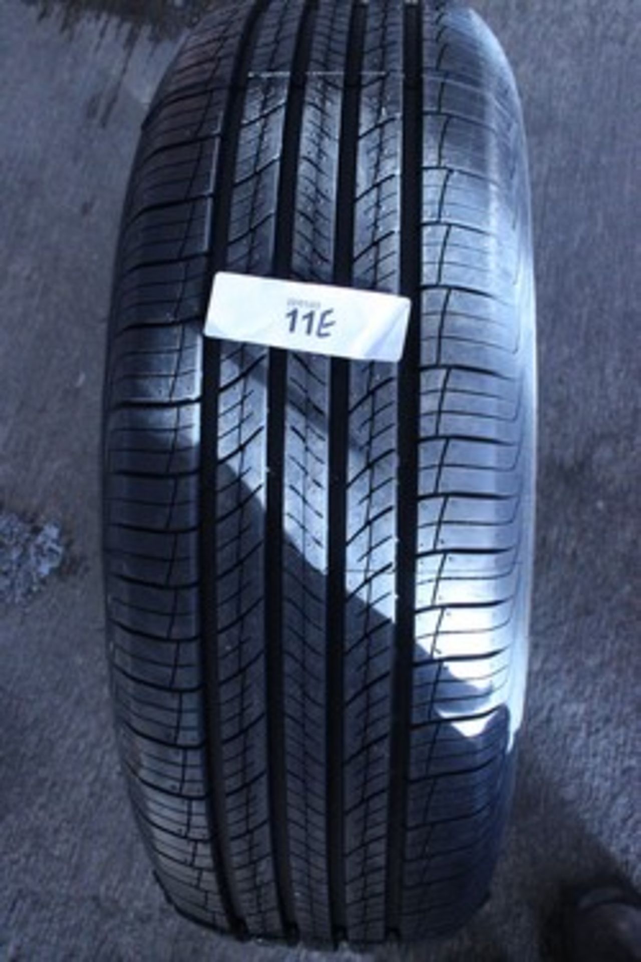 1 x Hankook Dynapro HP2 tyre, size 235/60R18 - New (open shed)