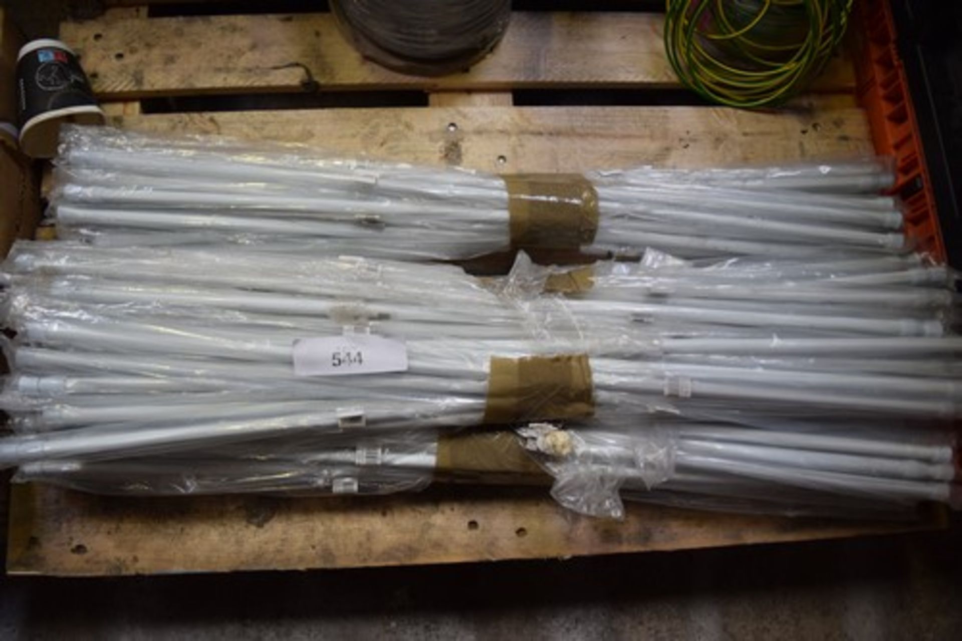 Approx 130 white metal adjustable curtain poles ref no: BTFTR/090.X, SKU: 5013794164150.