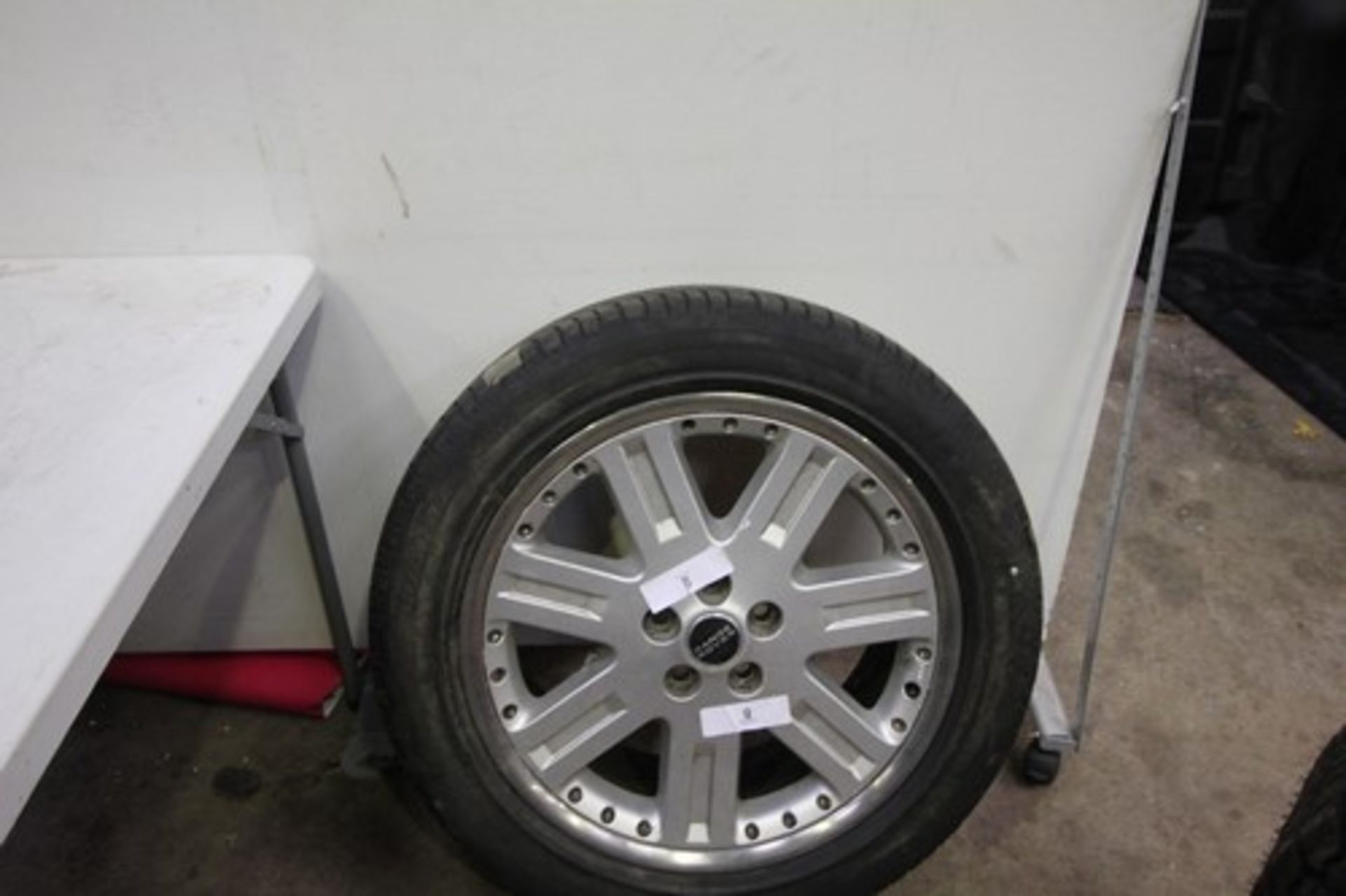 1 x Range Rover alloy wheel fitted with 1 x used Michelin tyre, size 255/50 R20V, low on tread - - Image 2 of 2