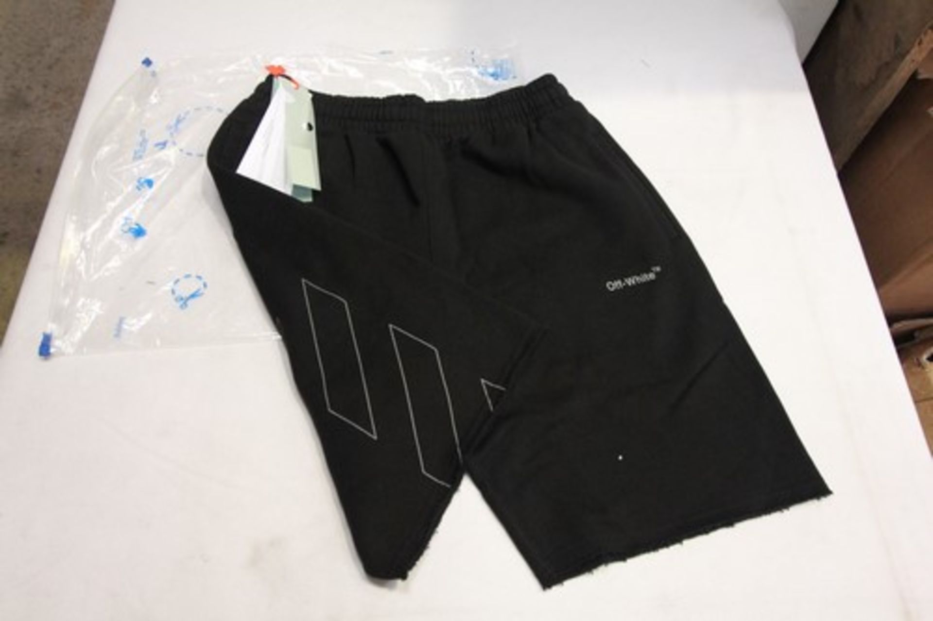 1 x pair of Off White black diag outline sweat shorts, size M - New with tags (E2A)
