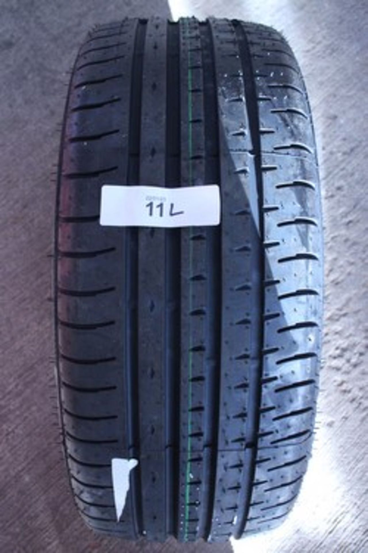 1 x Acclera tyre, size 235/35ZR20 - New (open shed)