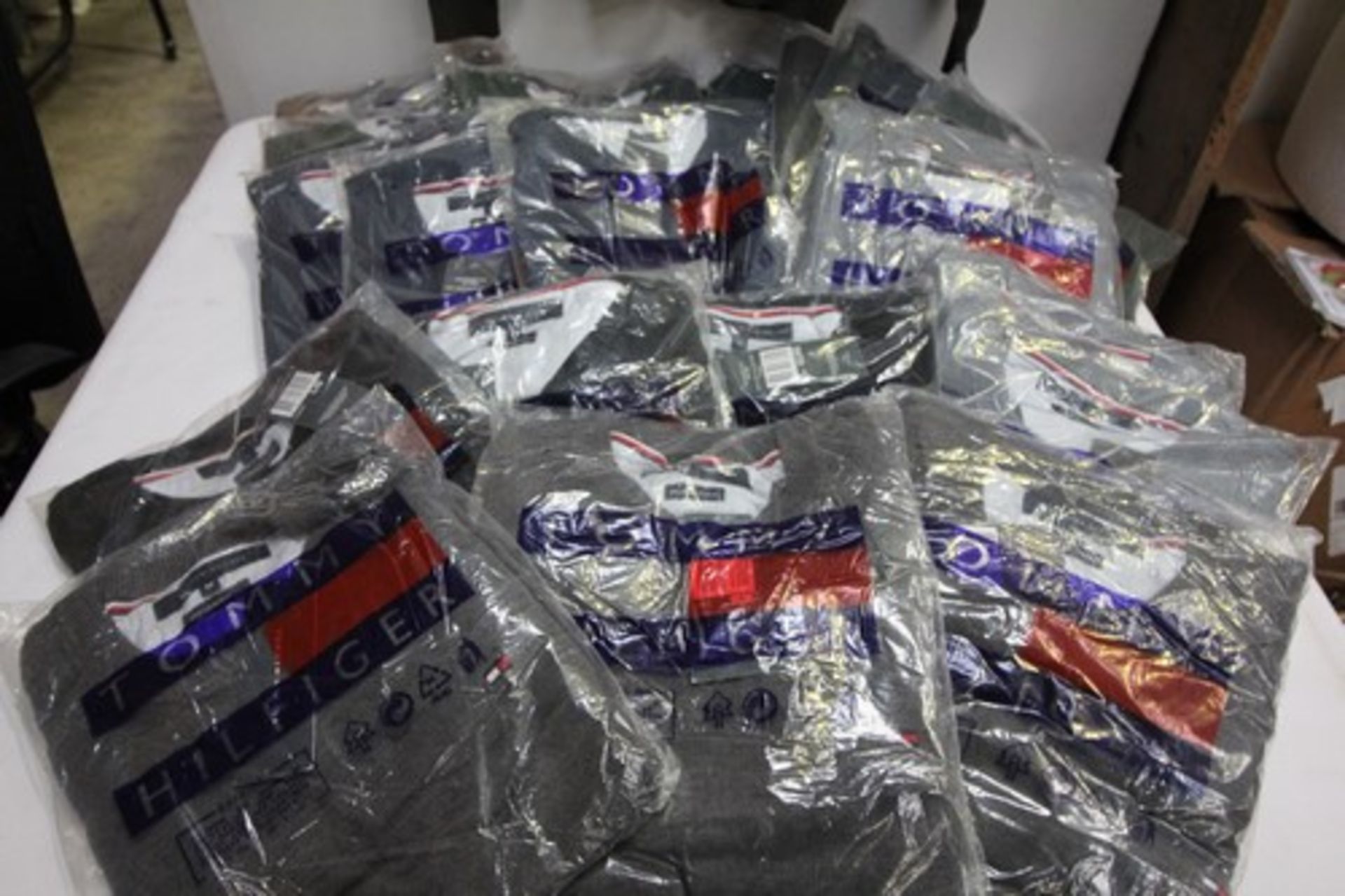 Approximately 20 x men's crew neck jumpers in various sizes and style - New in pack (E1A)