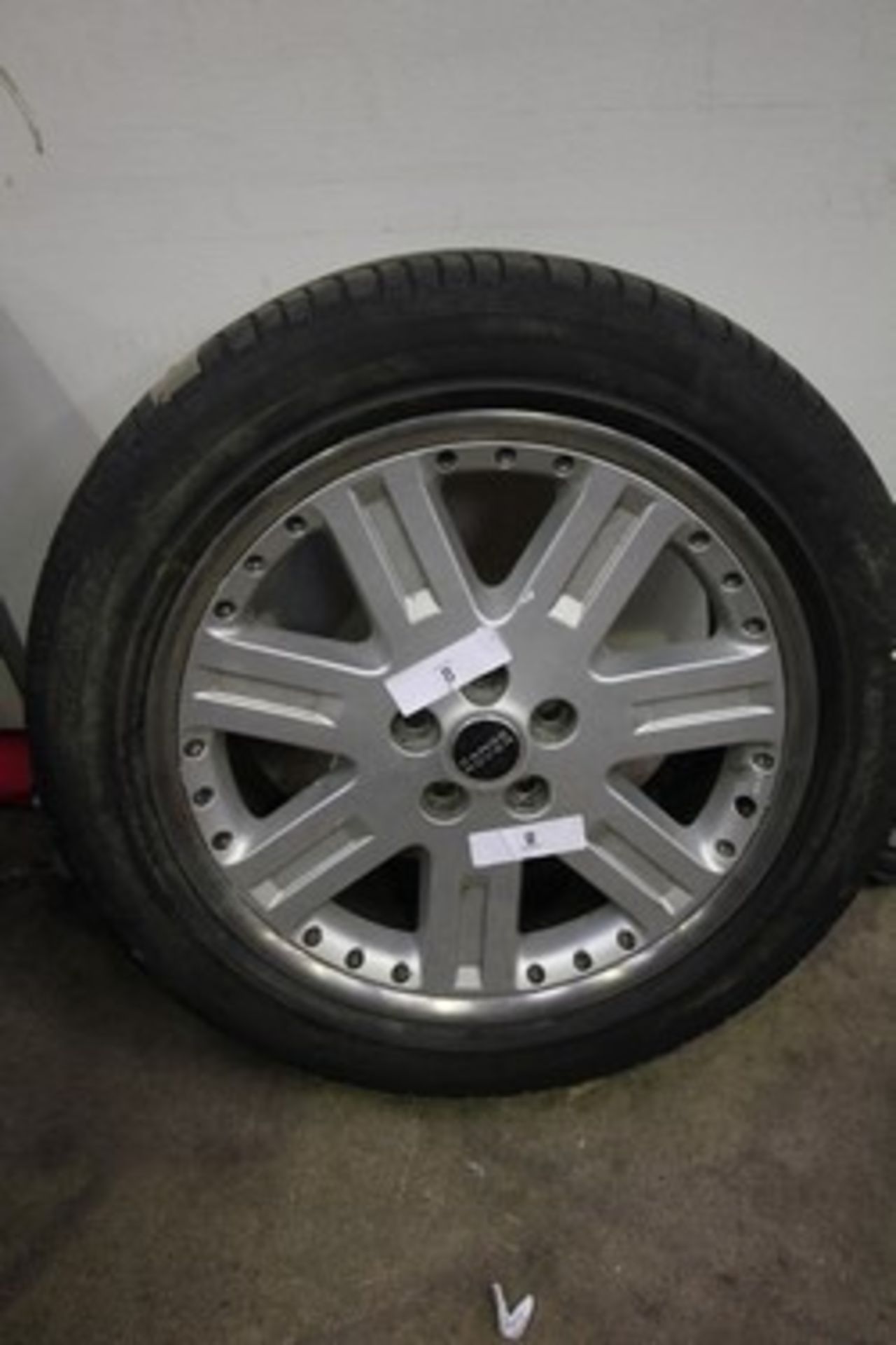 1 x Range Rover alloy wheel fitted with 1 x used Michelin tyre, size 255/50 R20V, low on tread -