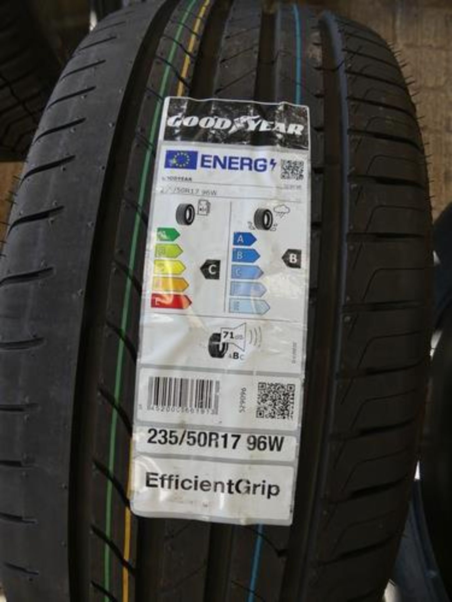 1 x Goodyear Efficient grip tyre, size 235/50R17 96W - New with label (pallet 3)
