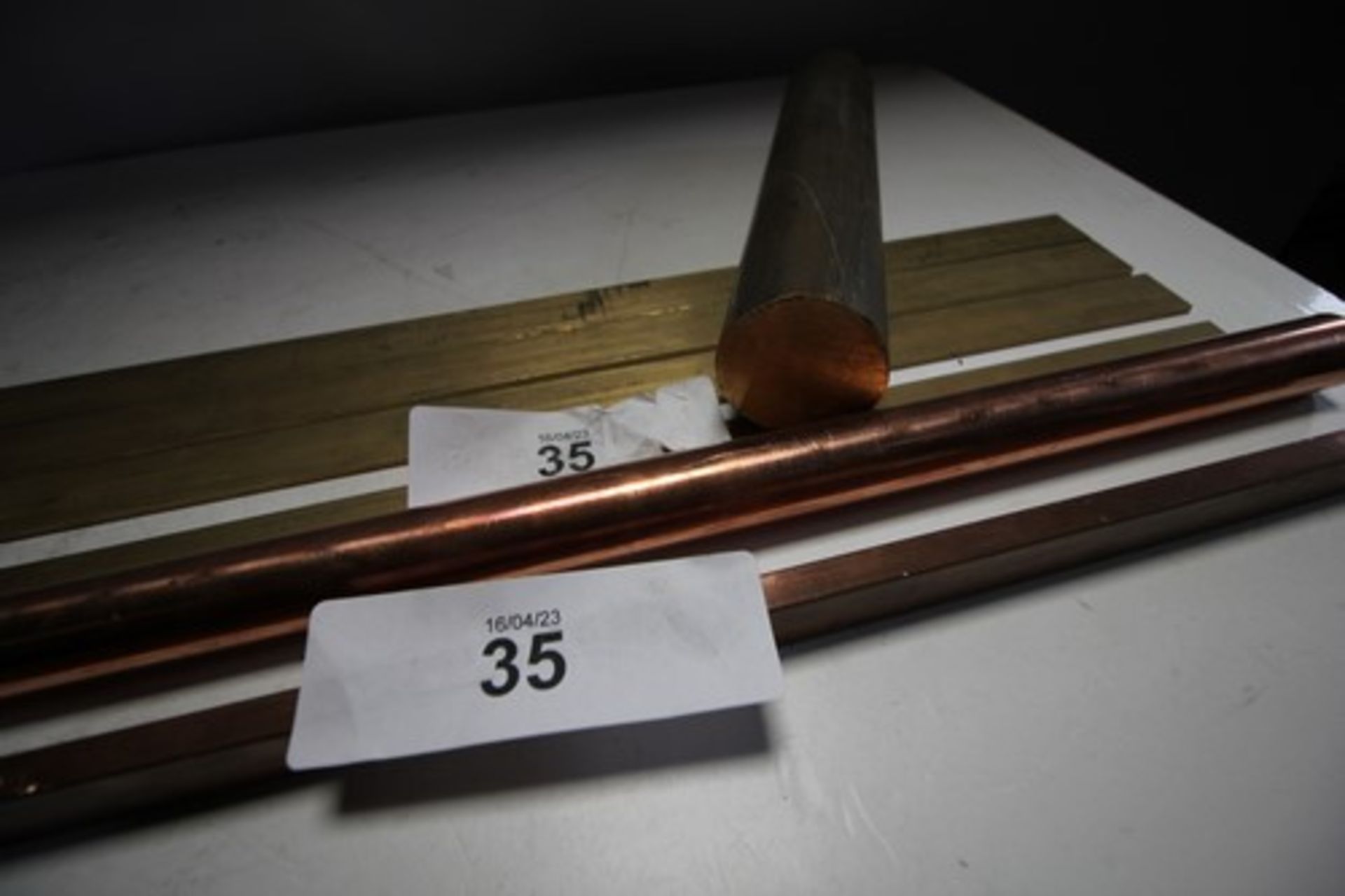 A selection of engineering brass and copper metal comprising 25mm x 4mm x 500mm, 20mm x 10mm x 1m - Image 2 of 2