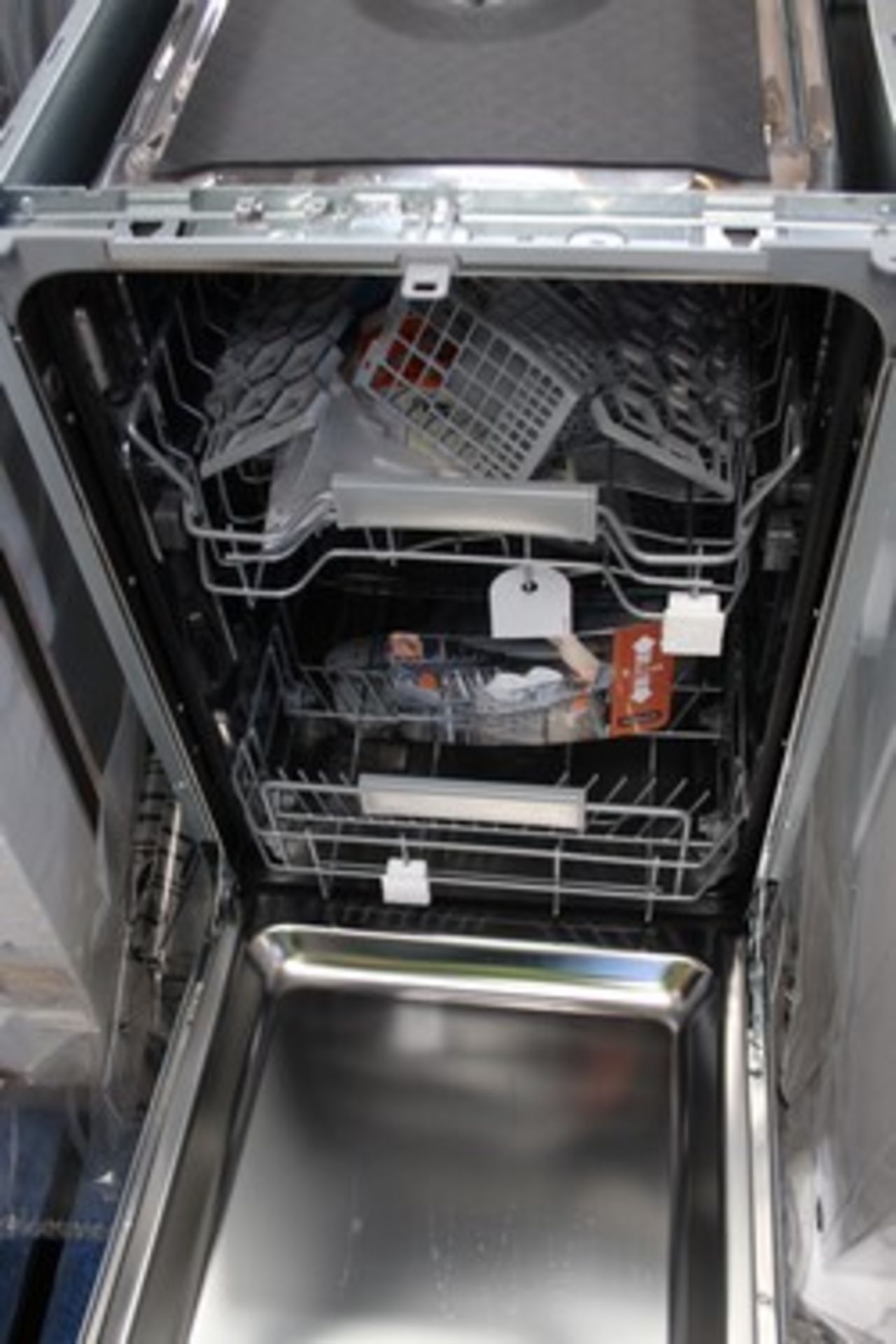 1 x Hotpoint built in fully integrated slimline dishwasher, Model H51C1H4798B1UK, single dent to - Image 3 of 3