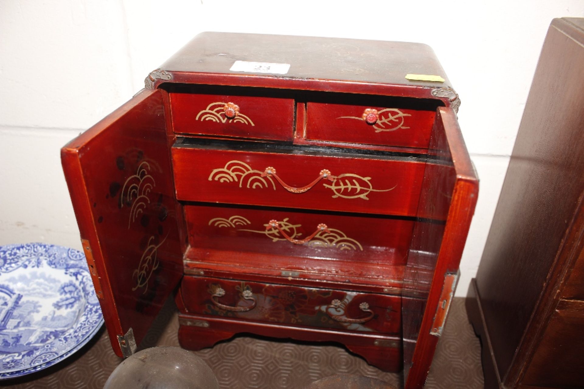 An Oriental lacquered trinket cabinet enclosed by - Image 2 of 2