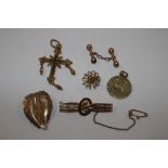 Various gold and yellow metal brooches and pendant