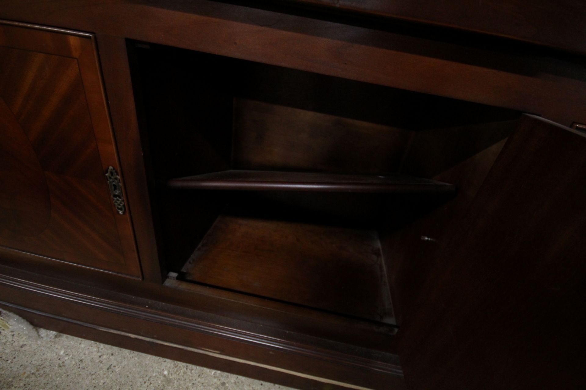 A modern mahogany and cross banded sideboard - Image 3 of 3