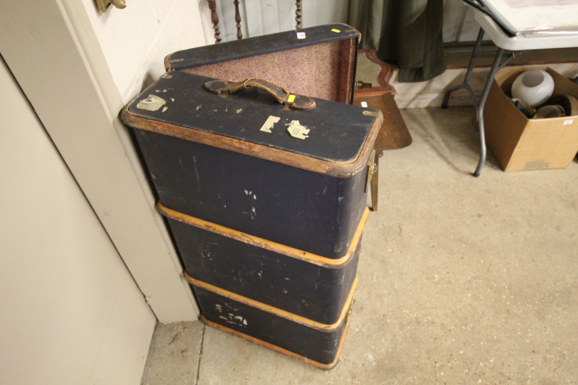 A travelling trunk - Image 2 of 2