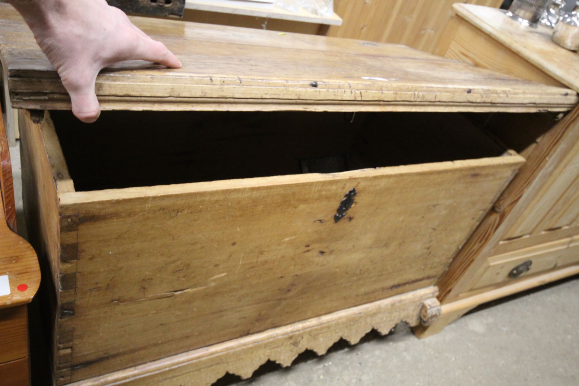 A 19th Century stripped pine trunk - Image 2 of 2