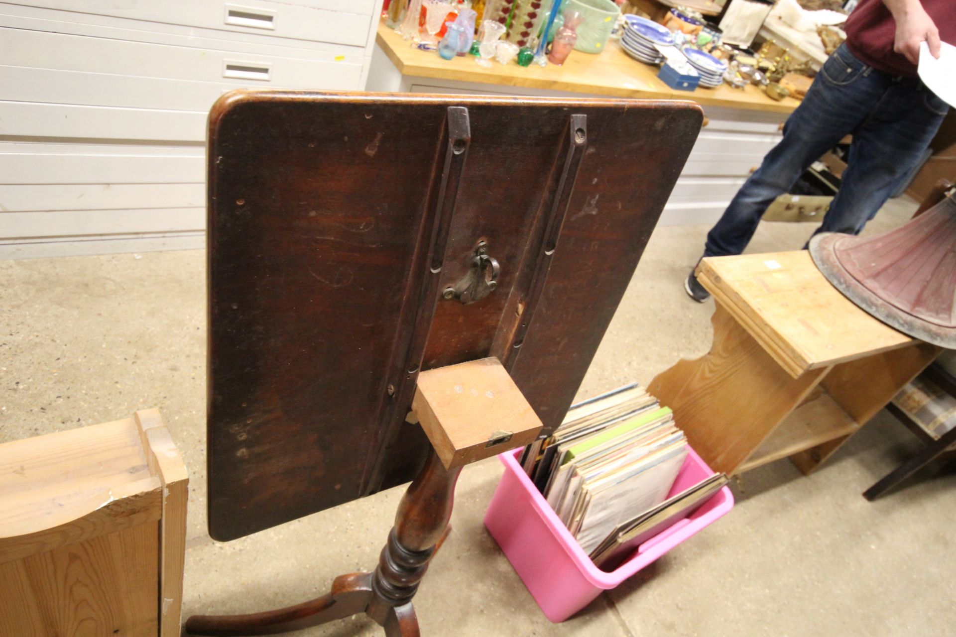 A mahogany tripod table - Image 2 of 2