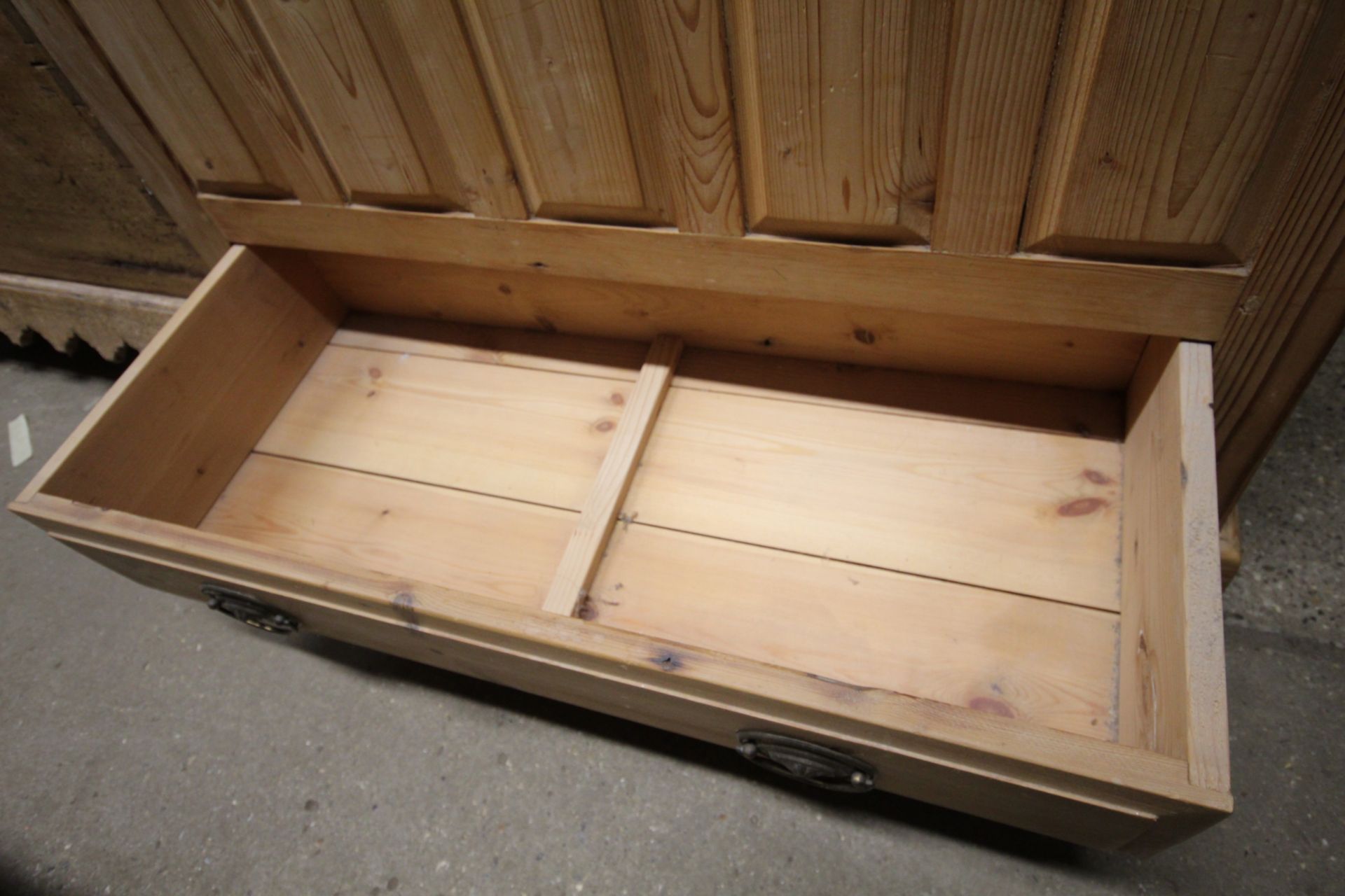 A pine mule chest with fielded panels - Image 2 of 2