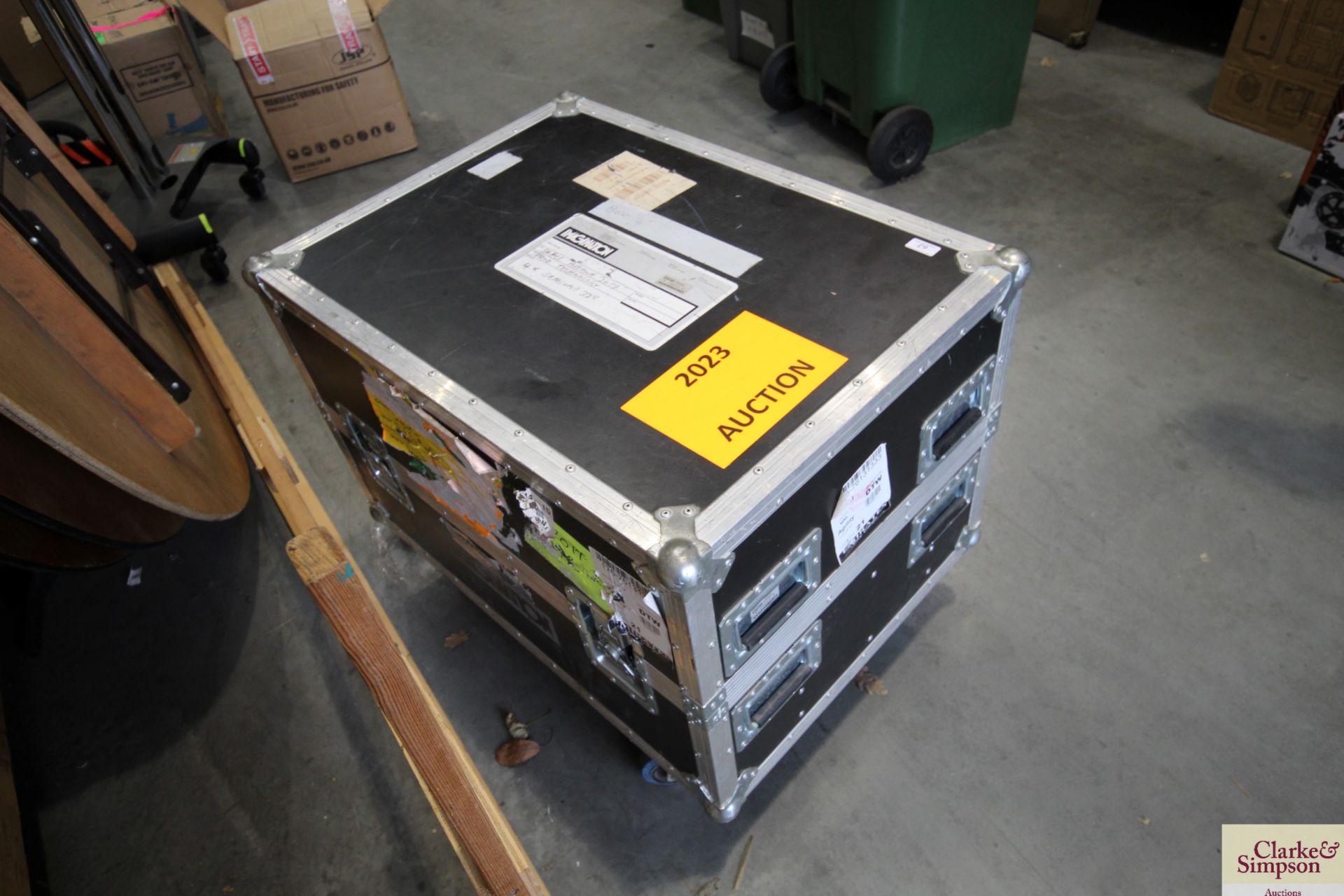 Flight case on wheels containing 4x 32" Samsung MD32C colour display units. V - Image 2 of 6