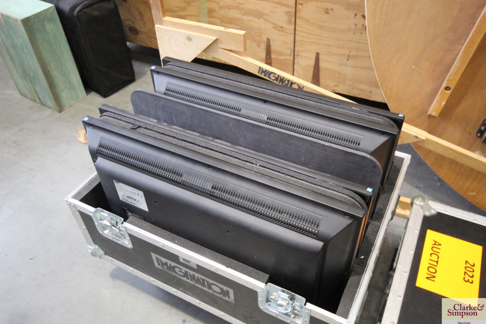 Flight case on wheels containing 4x 32" Samsung MD32C colour display units. V - Image 4 of 6