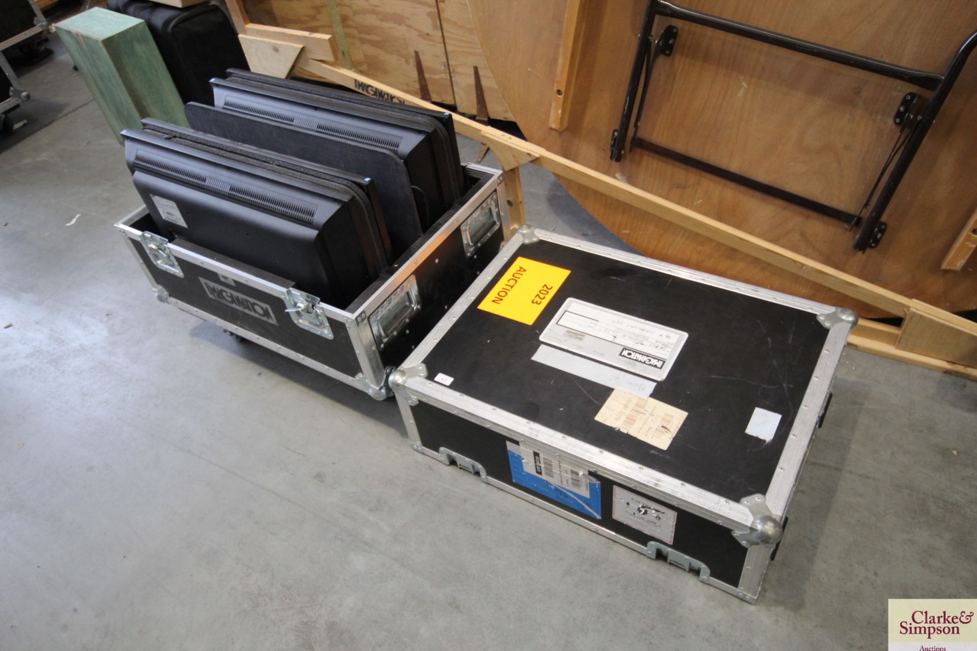 Flight case on wheels containing 4x 32" Samsung MD32C colour display units. V - Image 3 of 6