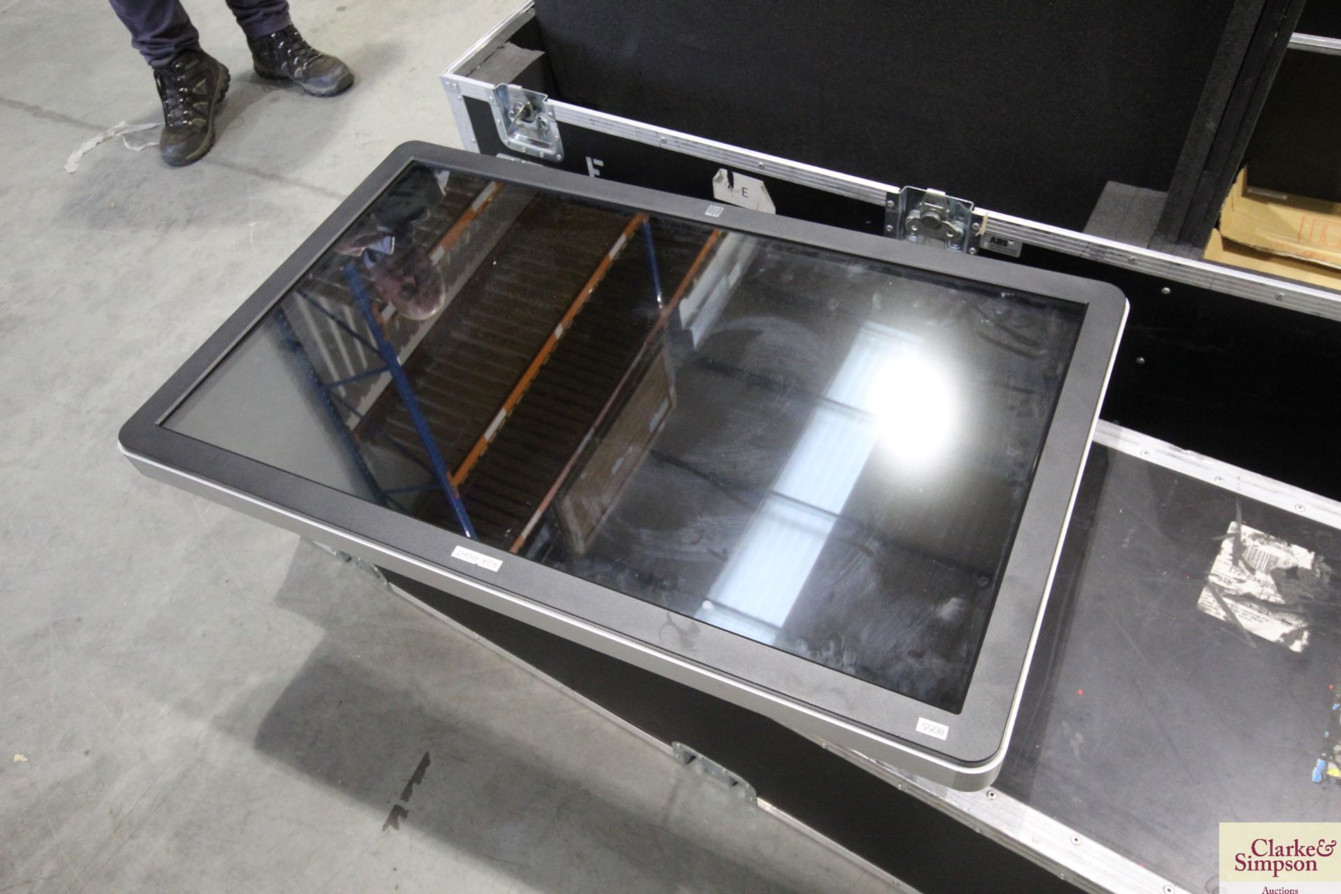 Wheeled flight case measuring approx. 51cm x 161.5cm x 69.5cm, containing two ELO 42" LCD touch - Image 3 of 5