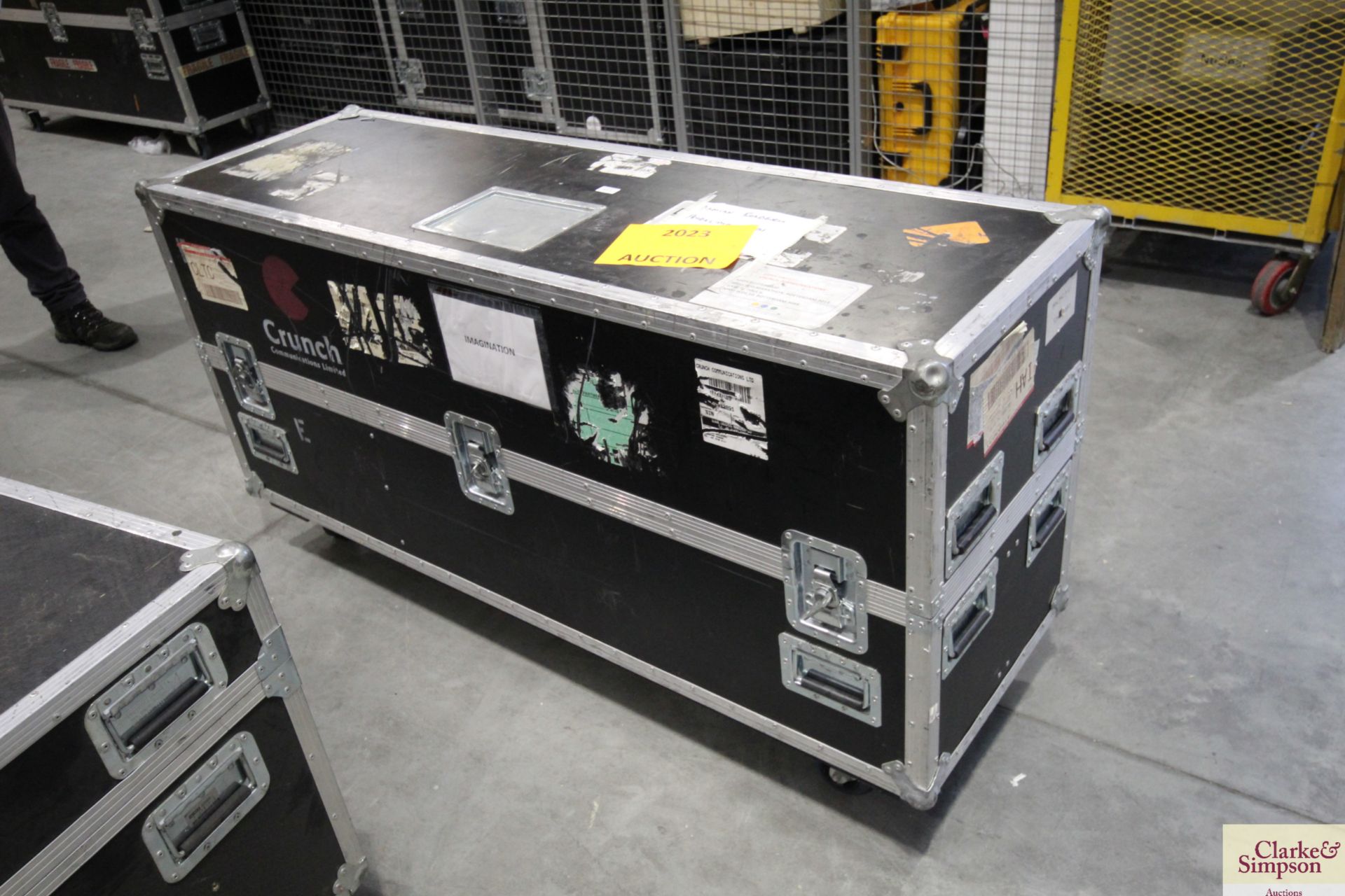 Wheeled flight case measuring approx. 51cm x 161.5cm x 69.5cm, containing two ELO 42" LCD touch - Image 2 of 5