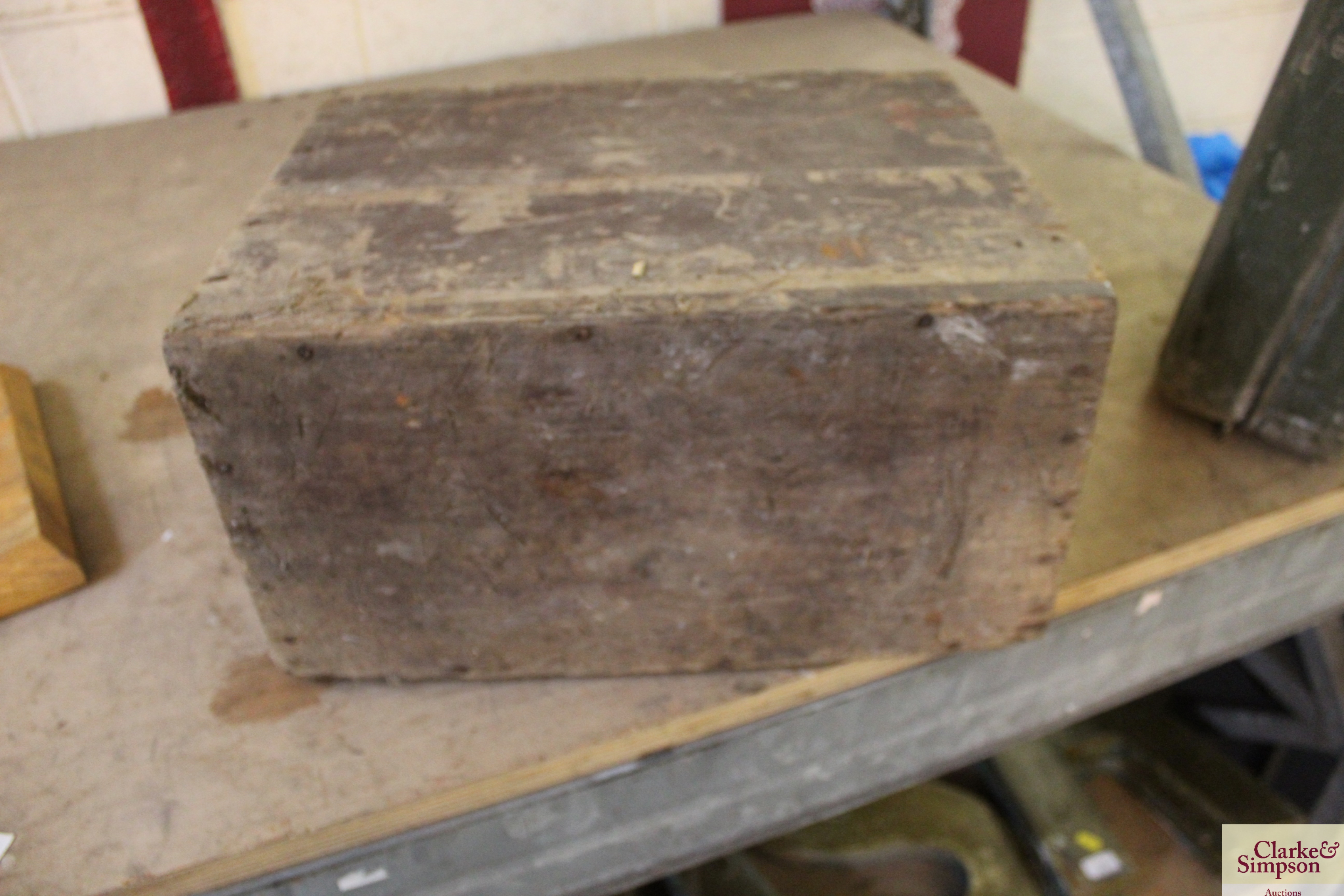 A wooden ammunition box - Image 4 of 4