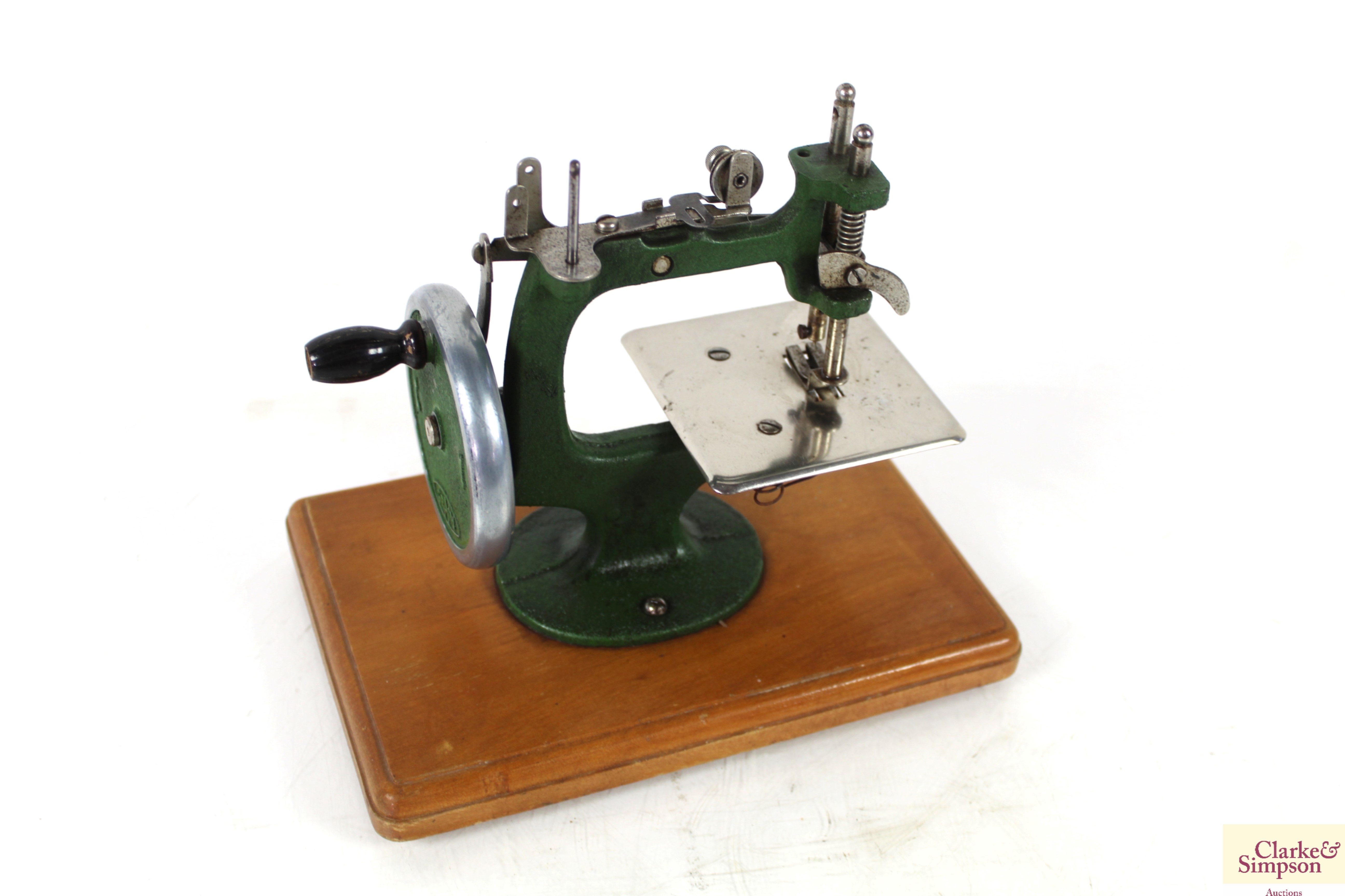 A small child's Grain hand sewing machine on woode - Image 2 of 7