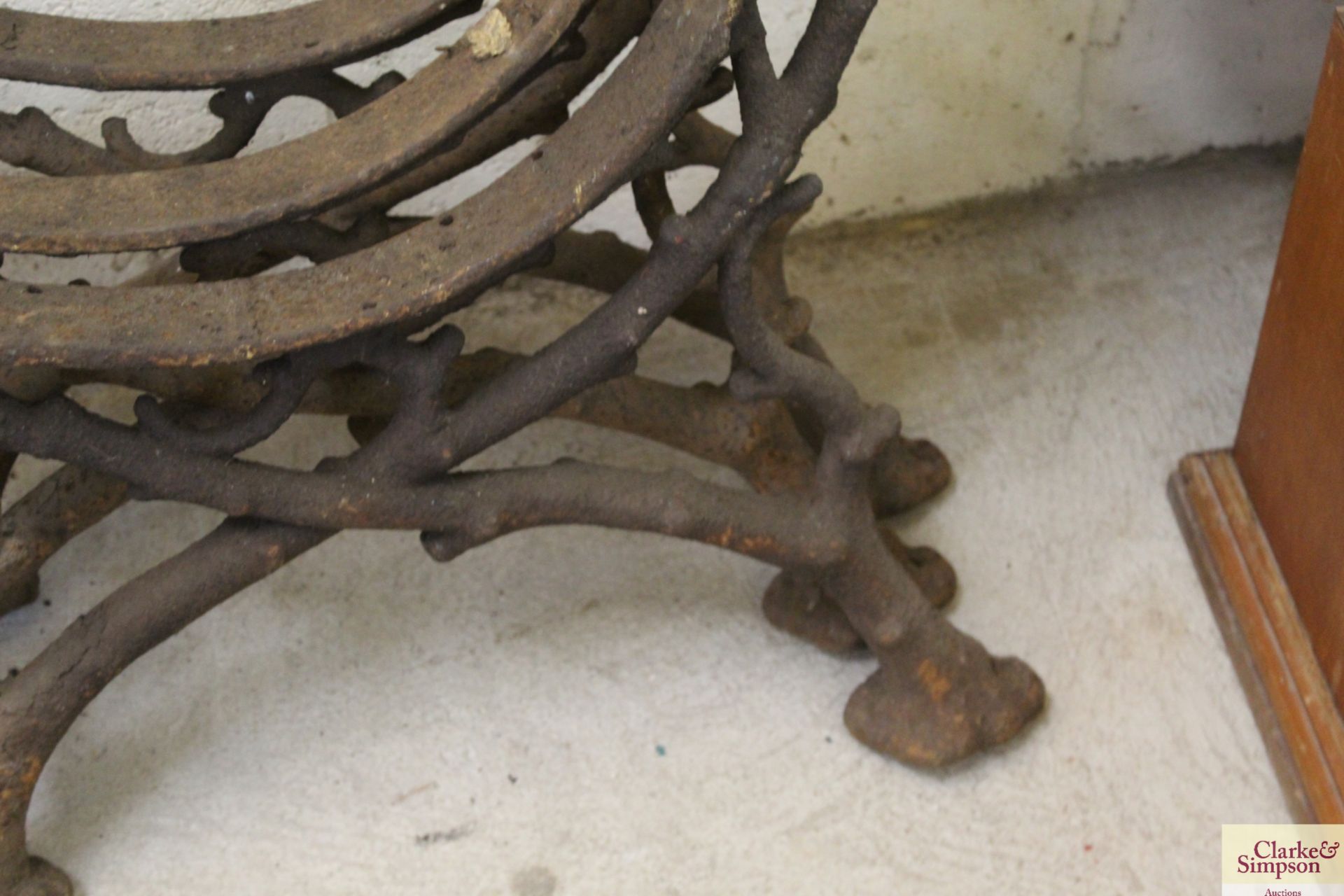 Three ornate cast iron bench supports - Image 5 of 5