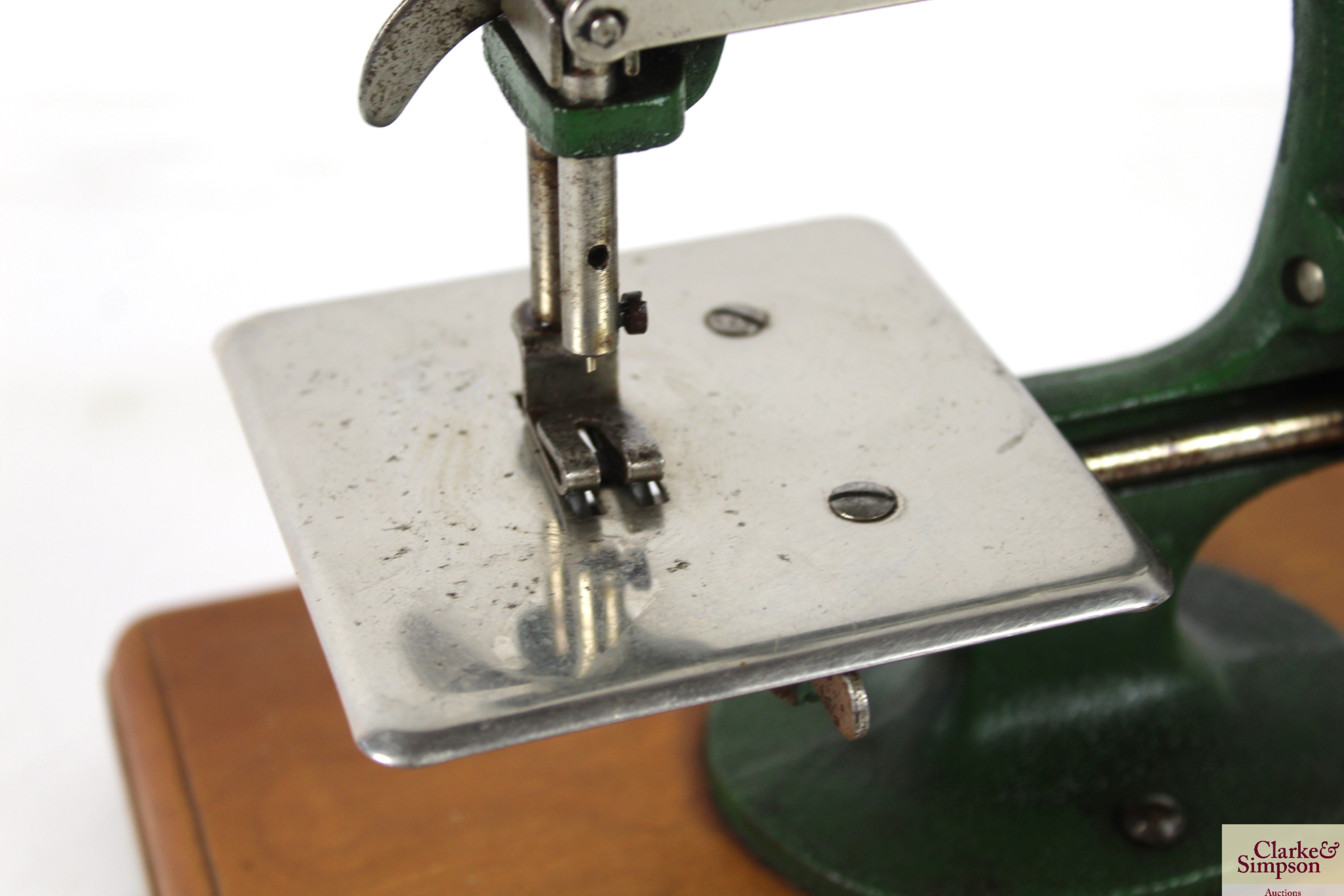 A small child's Grain hand sewing machine on woode - Image 4 of 7