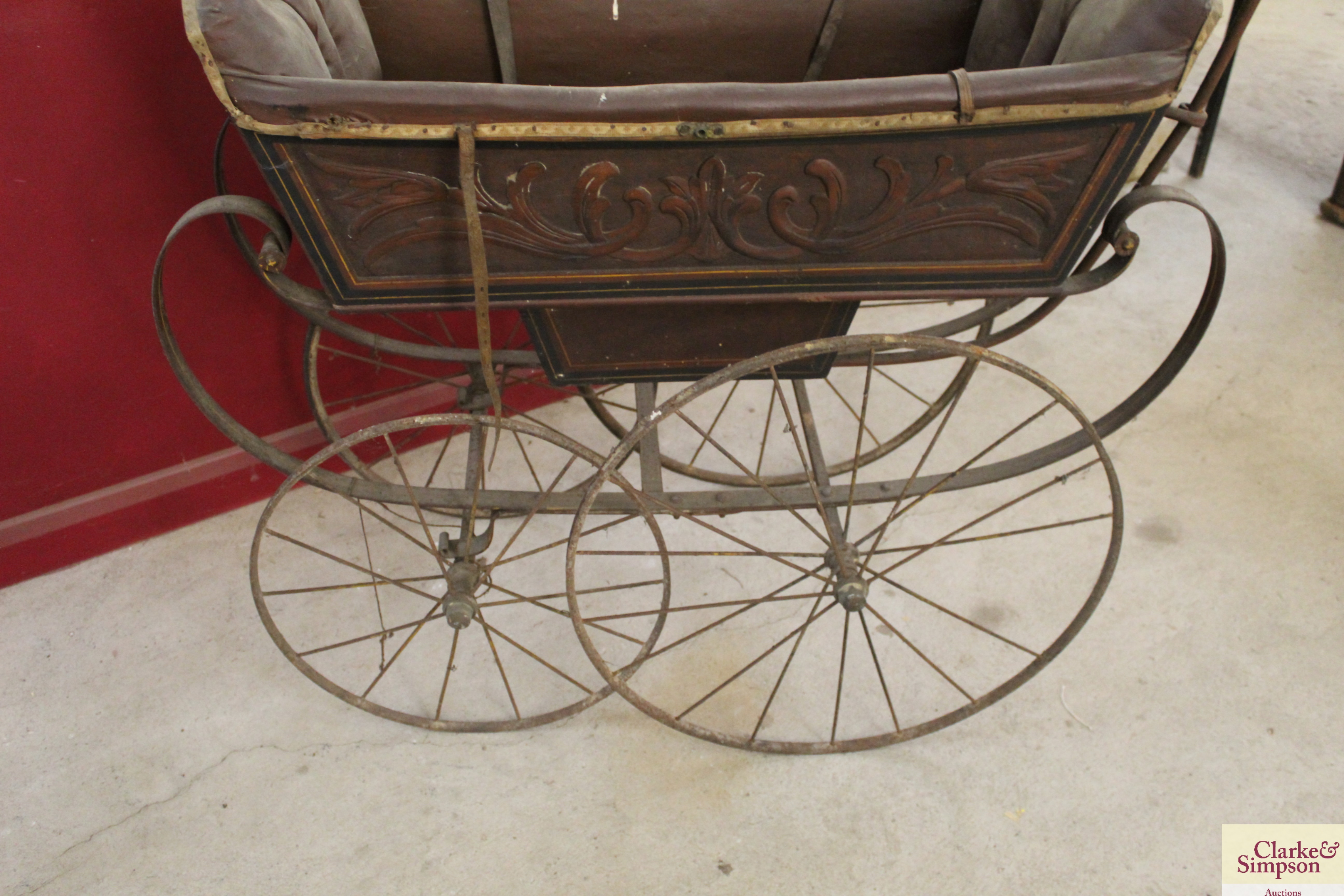 A vintage twin seated and wooden carved pram - Image 6 of 15