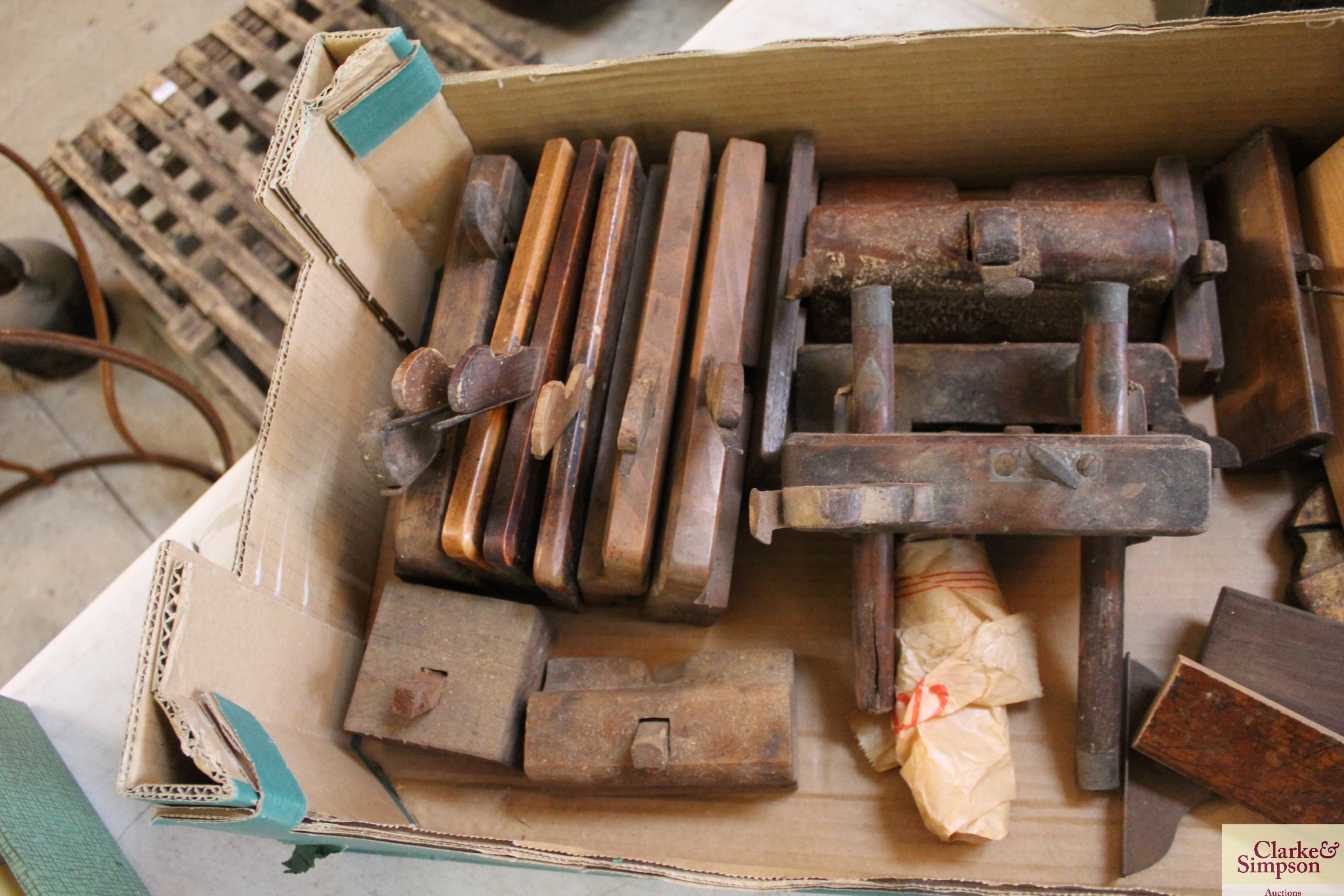 A box of various sized moulding planes etc. - Image 2 of 6