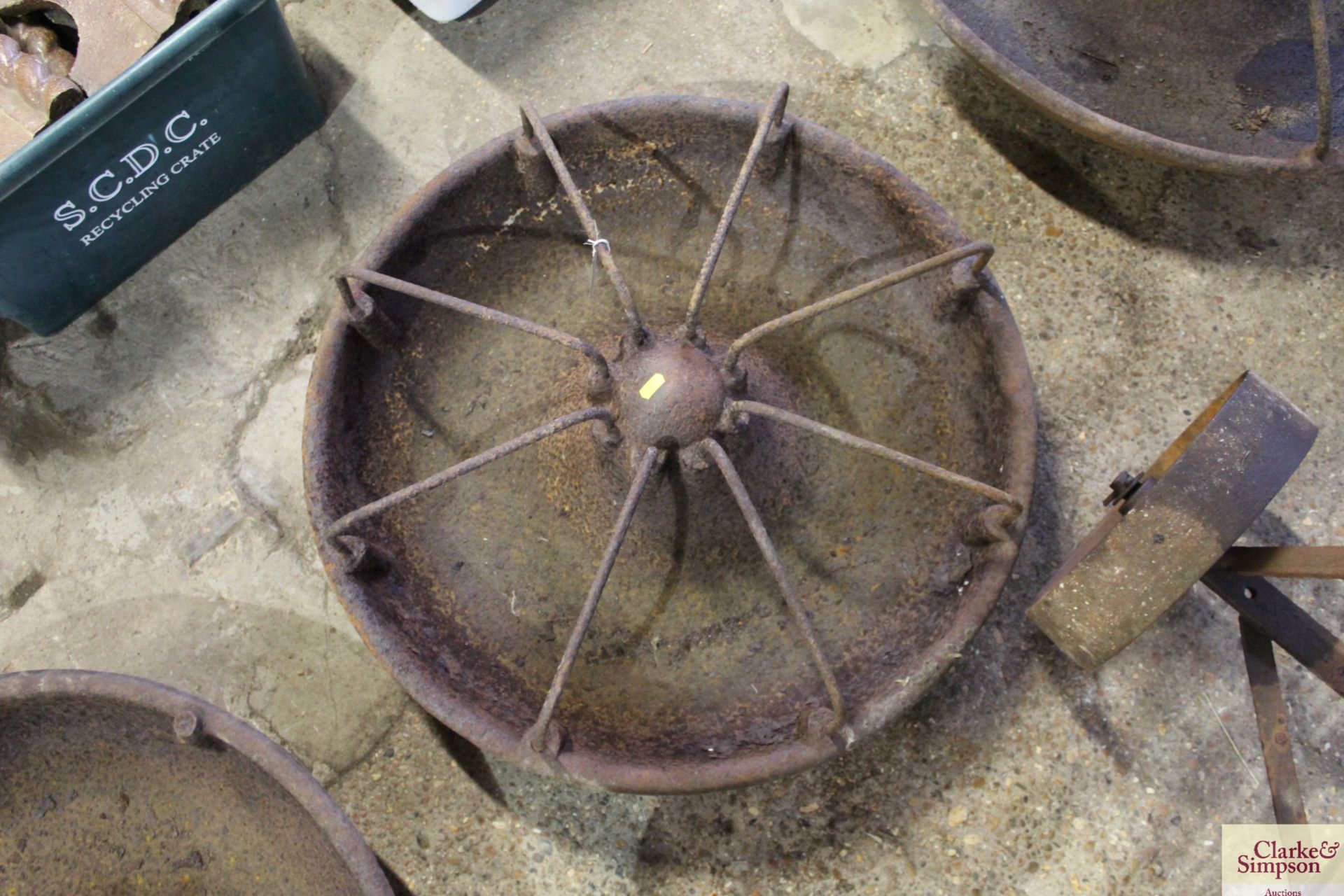 A circular cast iron pig trough with divisions - Image 3 of 3