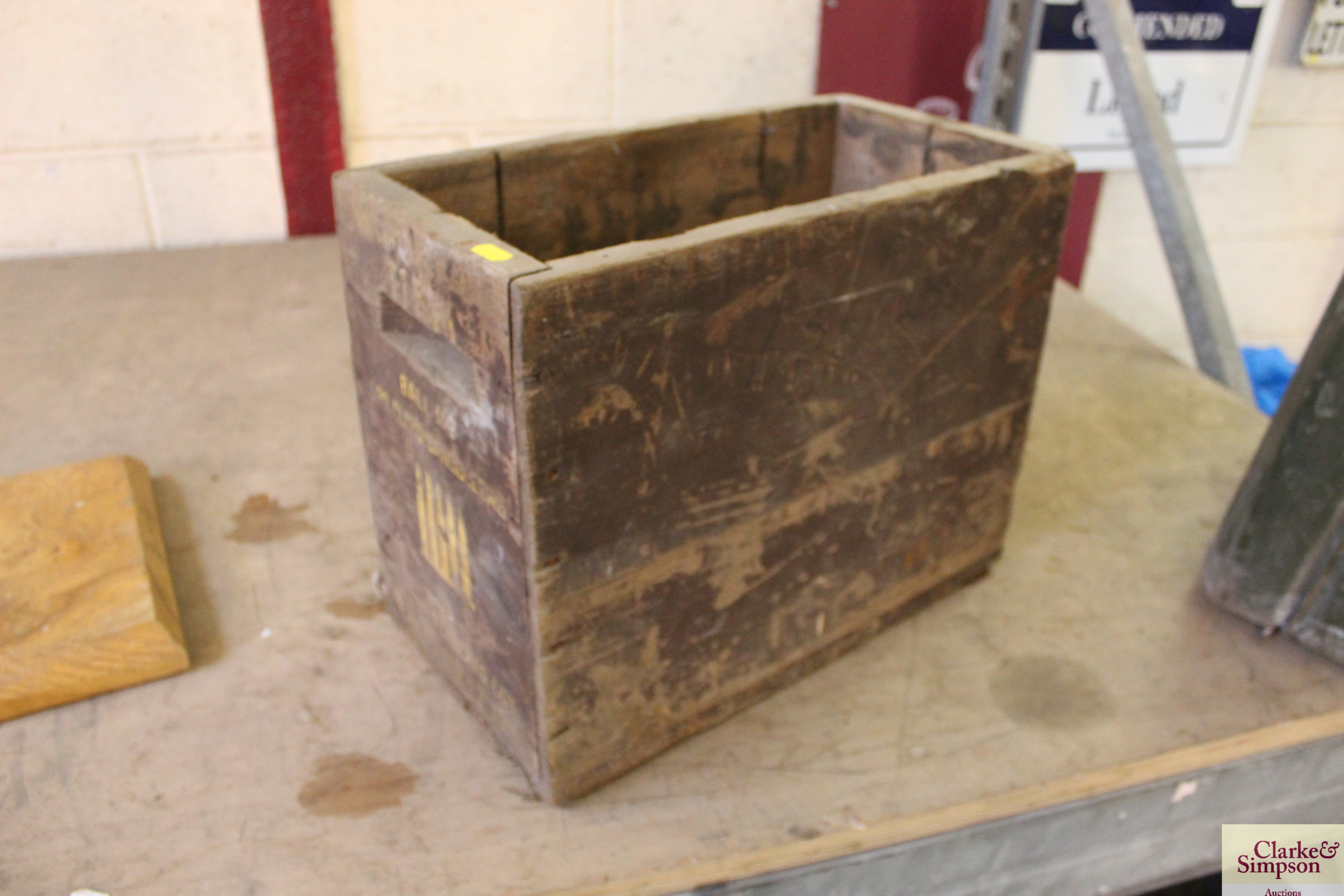 A wooden ammunition box - Image 2 of 4