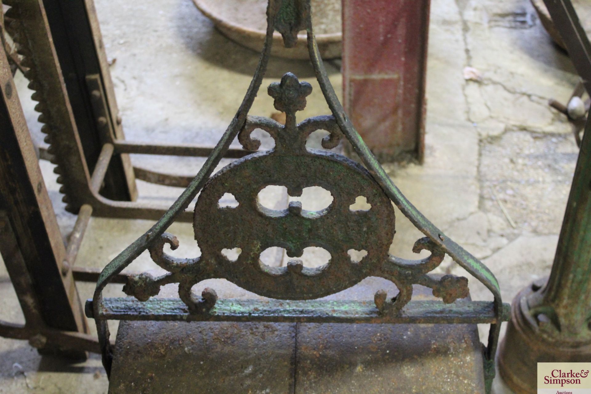 An ornate handled cast iron garden roller - Image 4 of 4