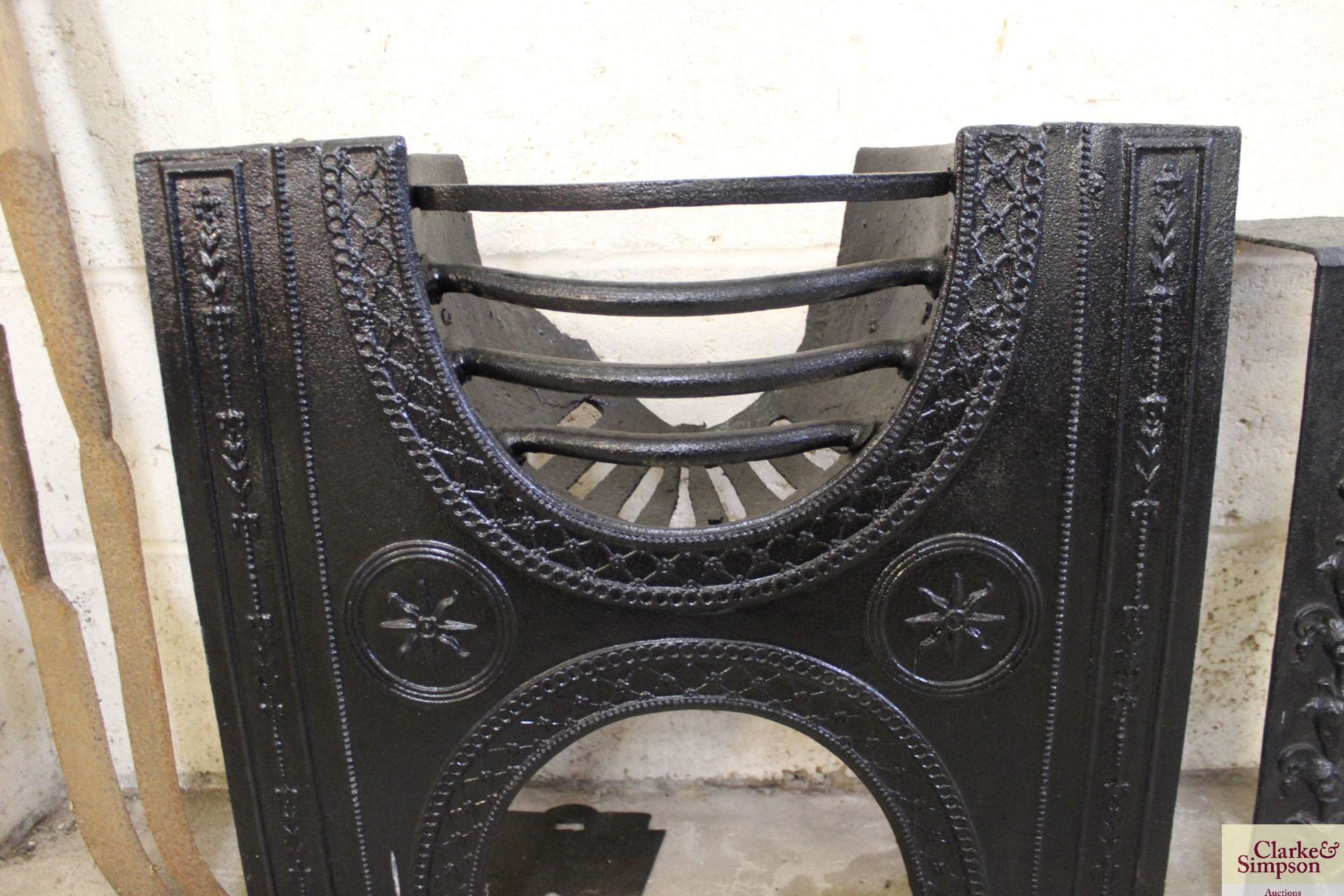 An ornate cast iron bedroom grate, approx. 24" wid - Image 3 of 4