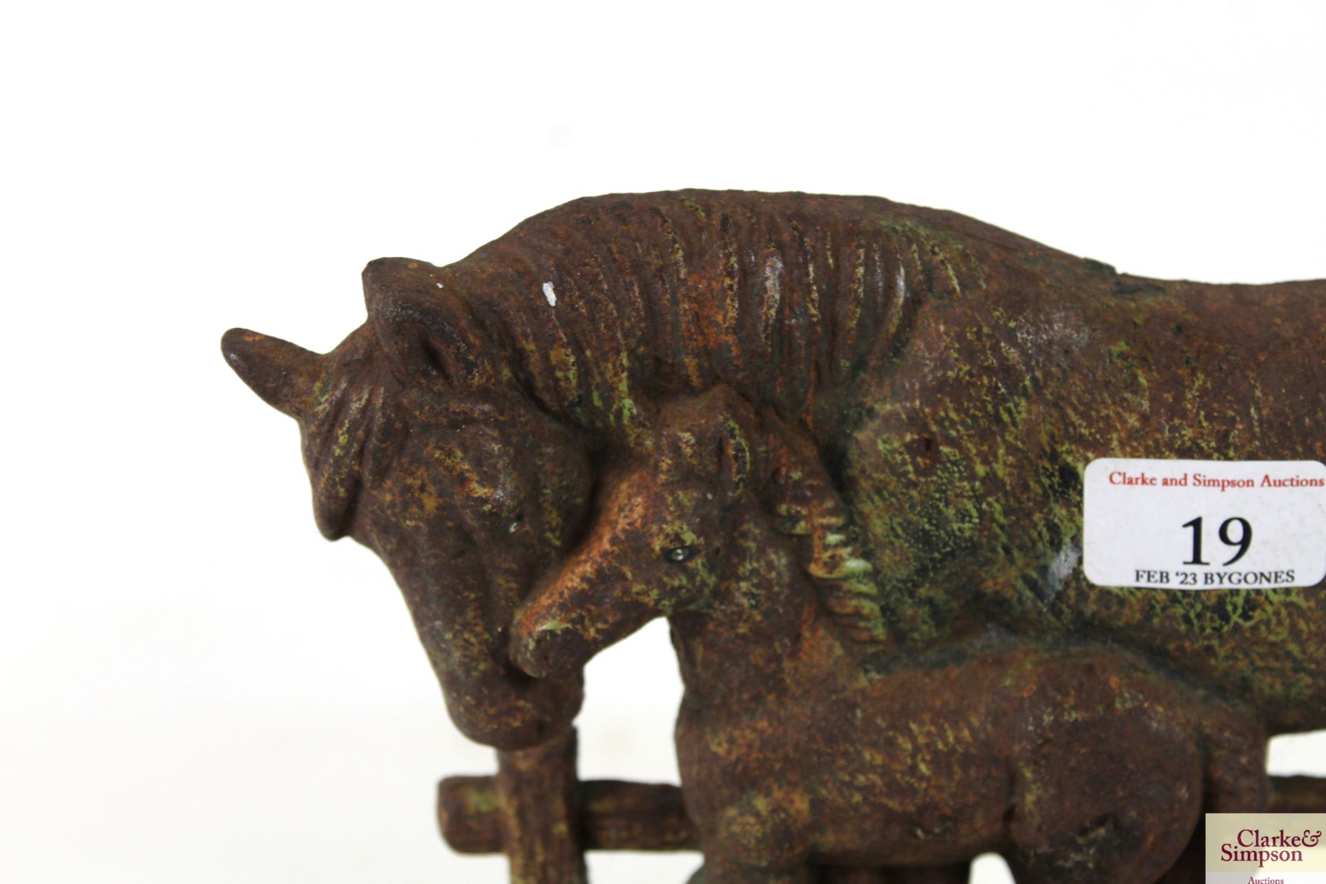 A cast iron doorstop in the form of a horse and fo - Image 2 of 8