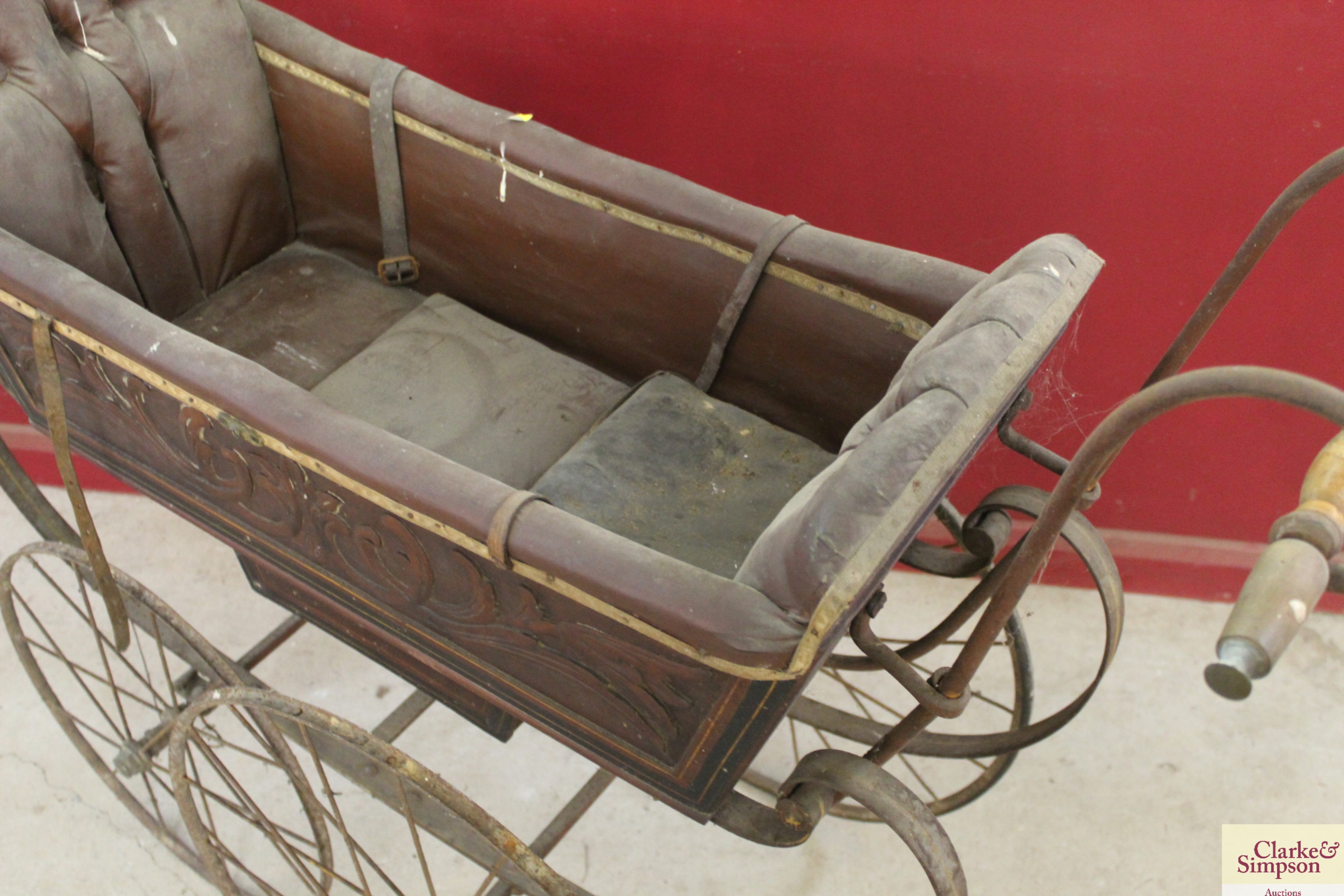 A vintage twin seated and wooden carved pram - Image 4 of 15