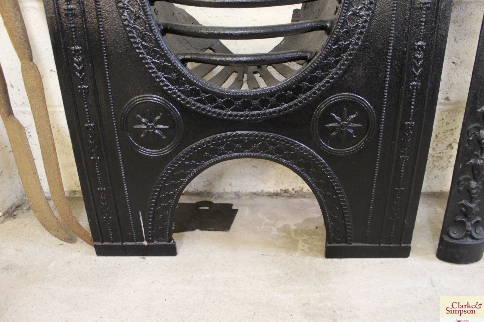 An ornate cast iron bedroom grate, approx. 24" wid - Image 4 of 4