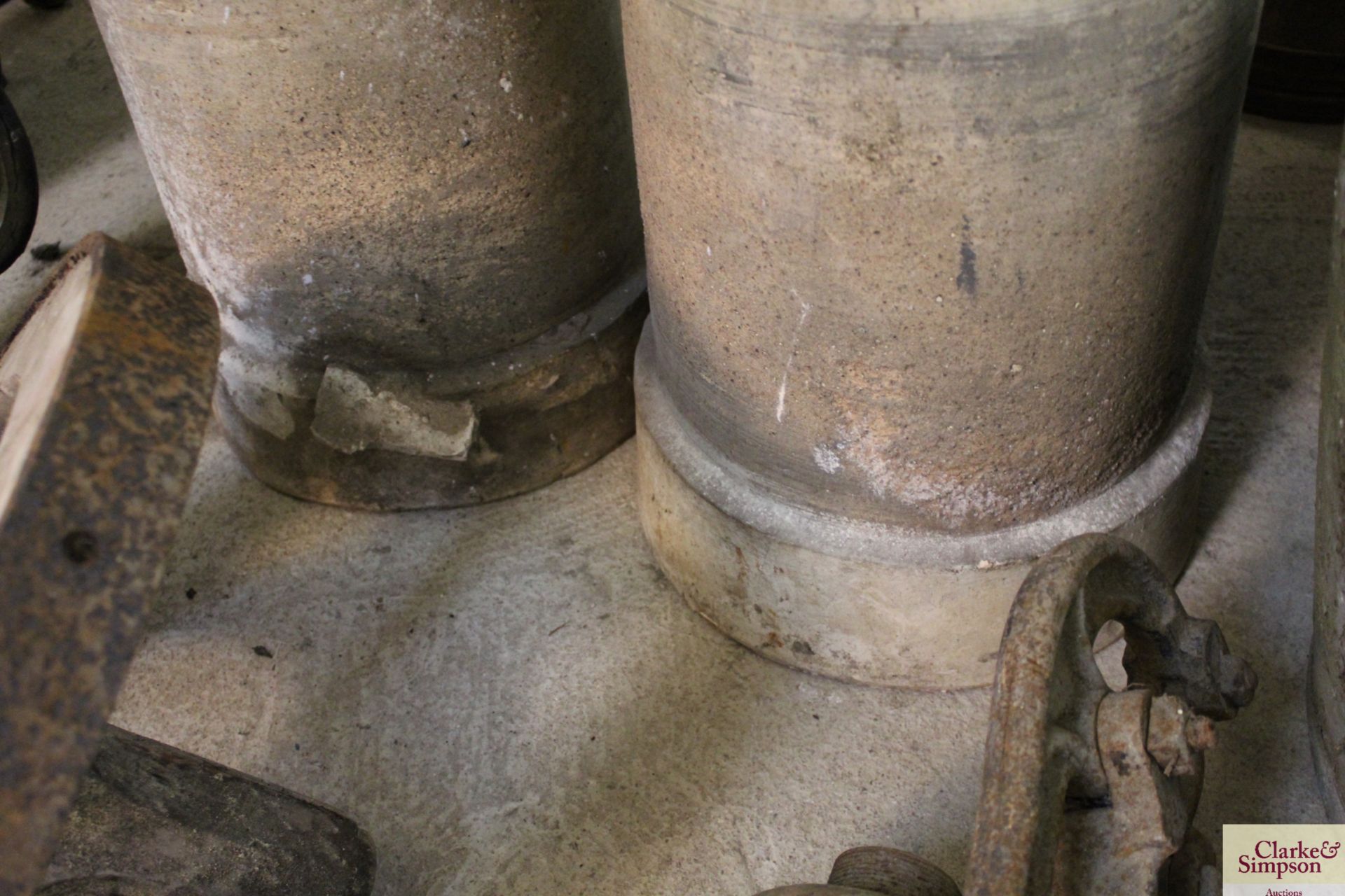 A pair of chimney pots - Image 2 of 3