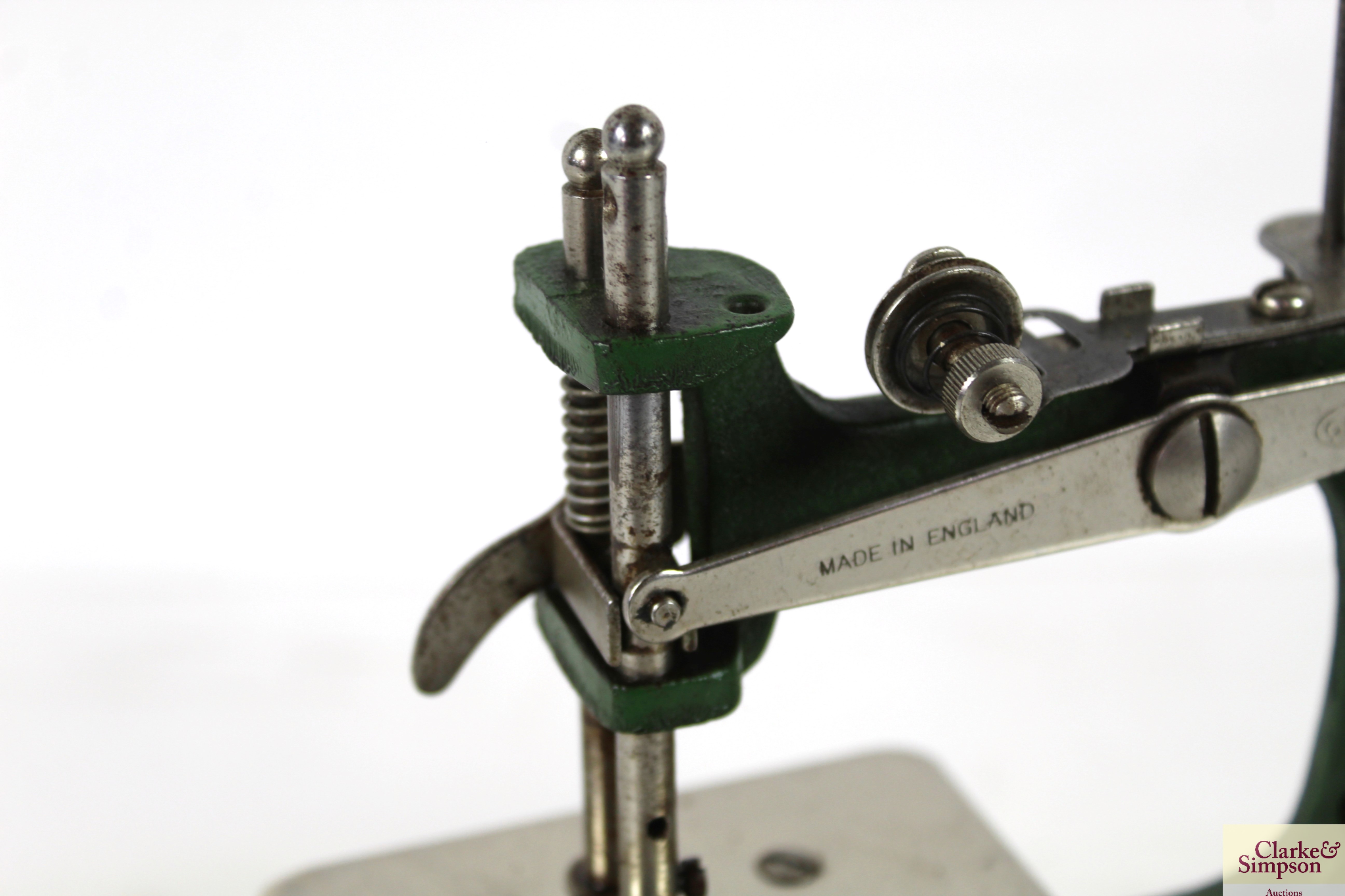 A small child's Grain hand sewing machine on woode - Image 3 of 7