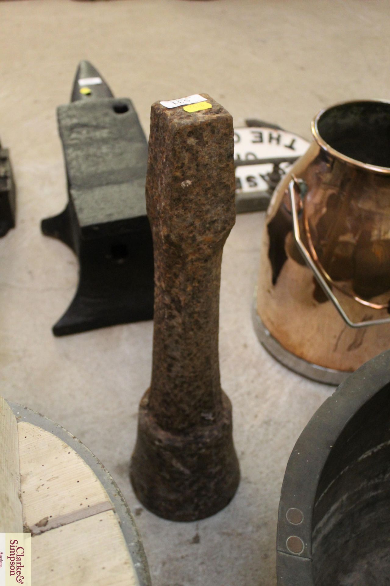 A small cast iron blacksmith's work pillar - Image 2 of 2