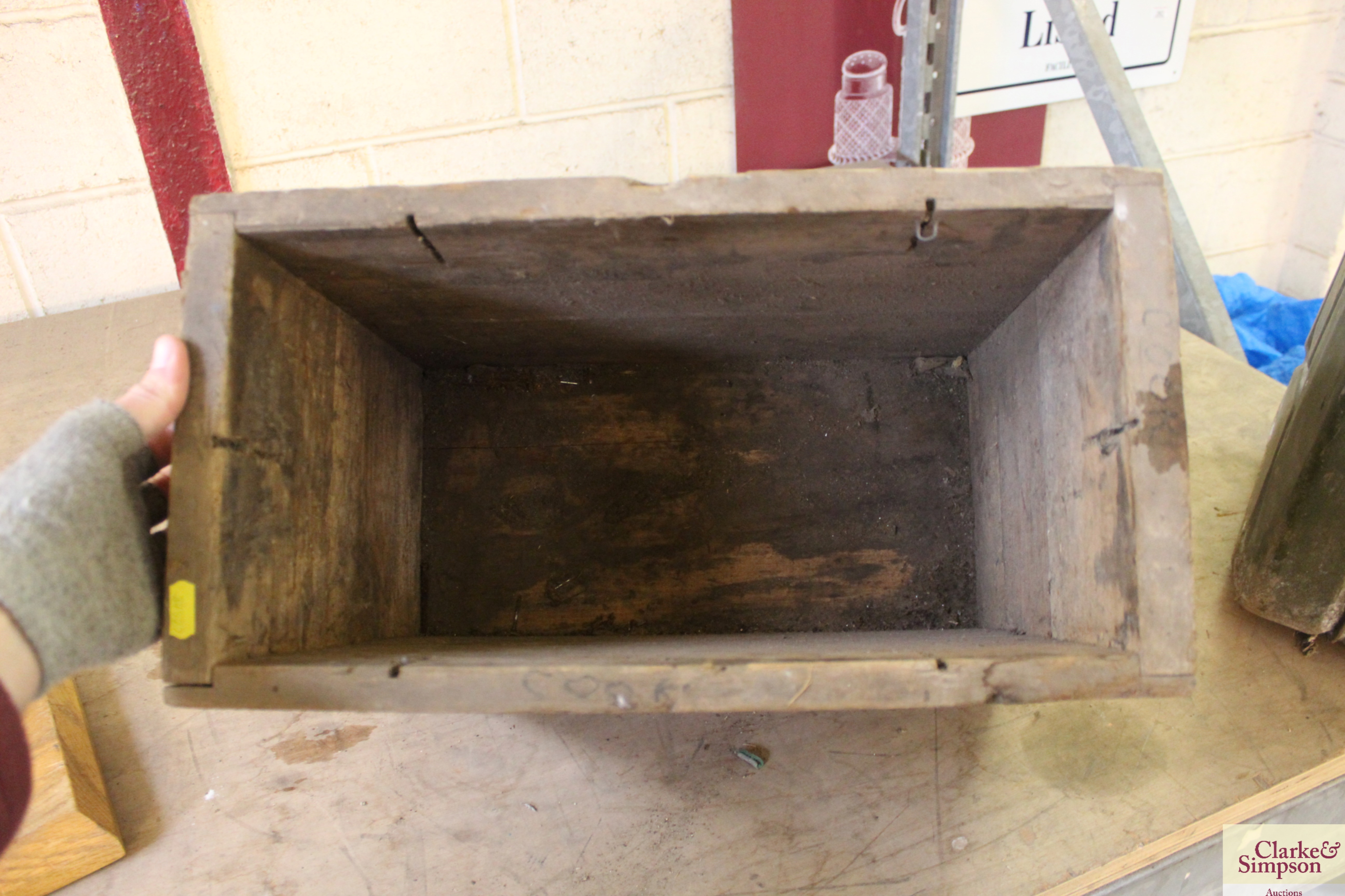 A wooden ammunition box - Image 3 of 4