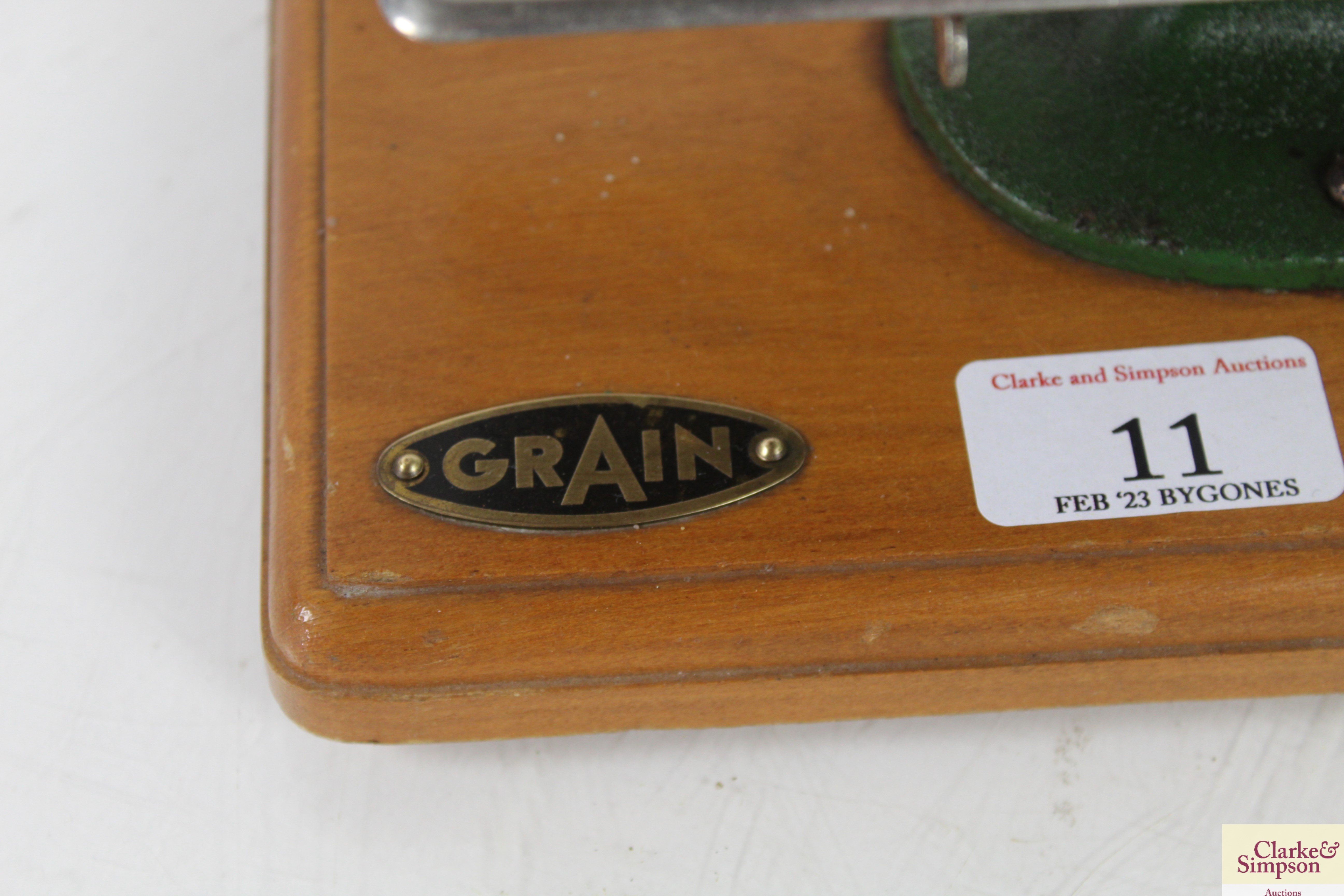 A small child's Grain hand sewing machine on woode - Image 7 of 7