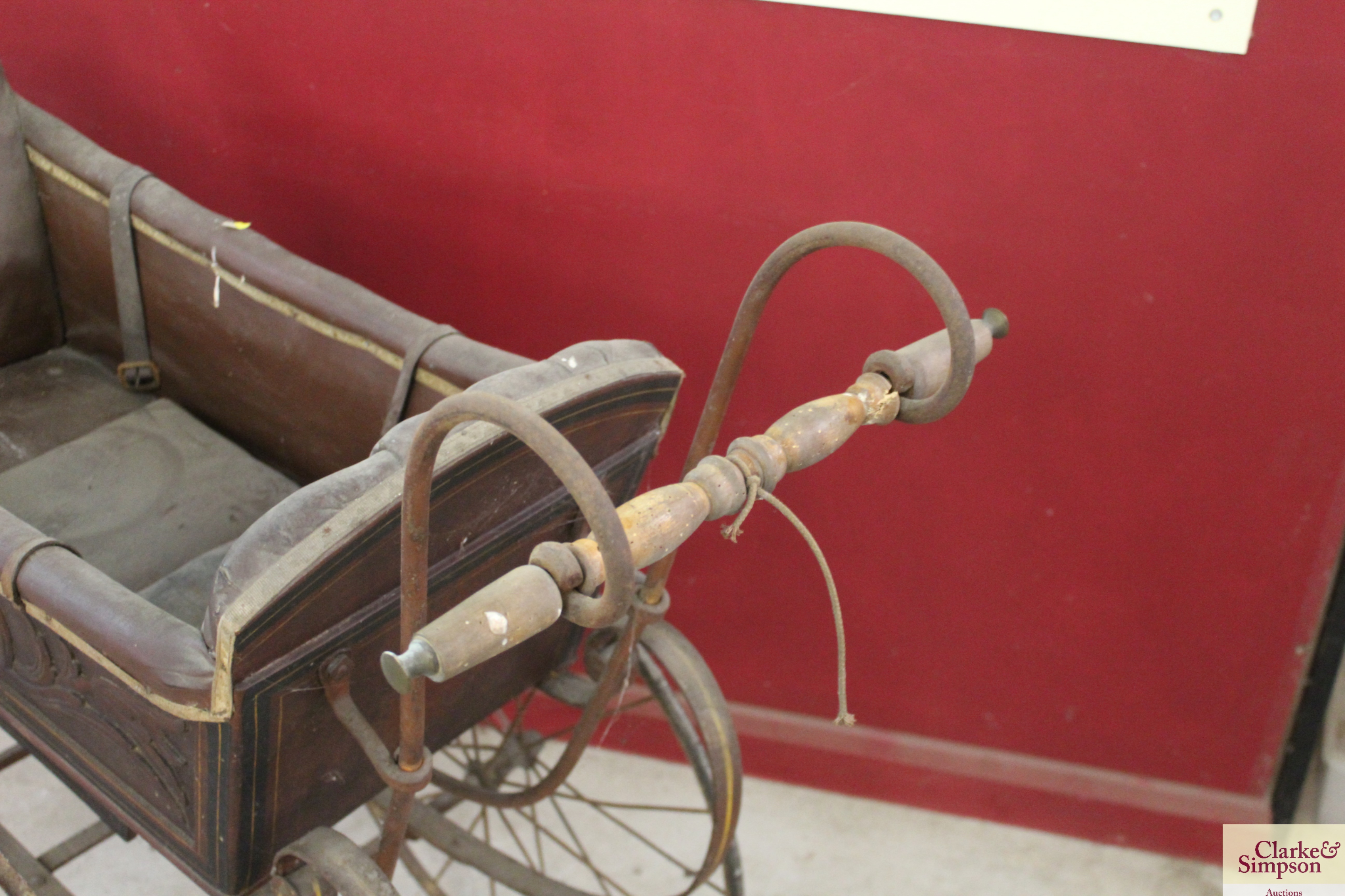 A vintage twin seated and wooden carved pram - Image 3 of 15
