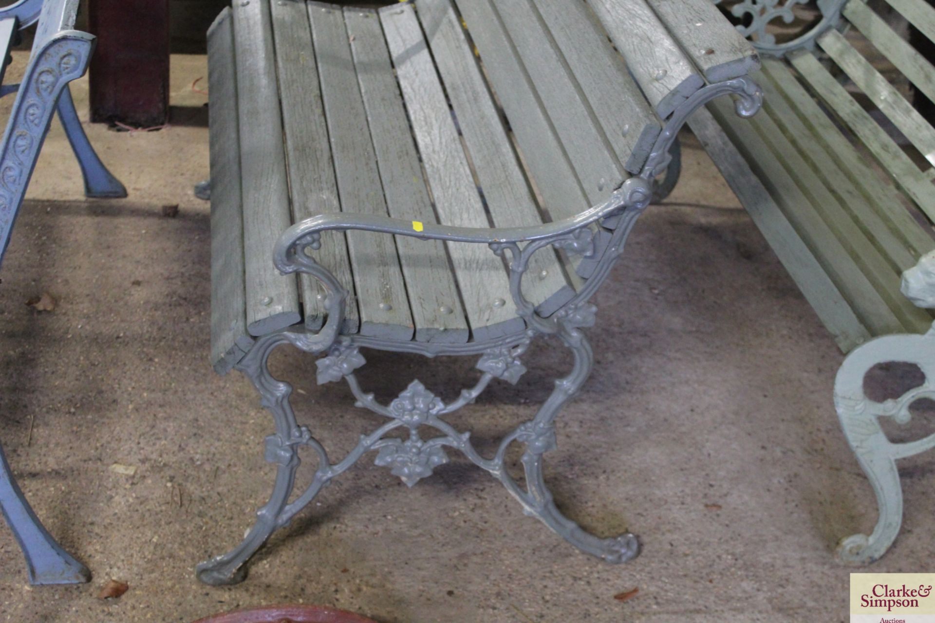 An ornate ended cast iron and wooden garden bench - Image 3 of 3