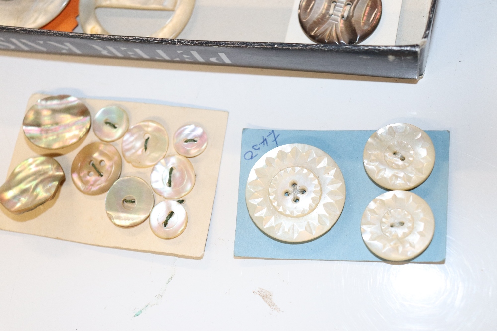 A box containing mother of pearl and other buttons - Image 4 of 11