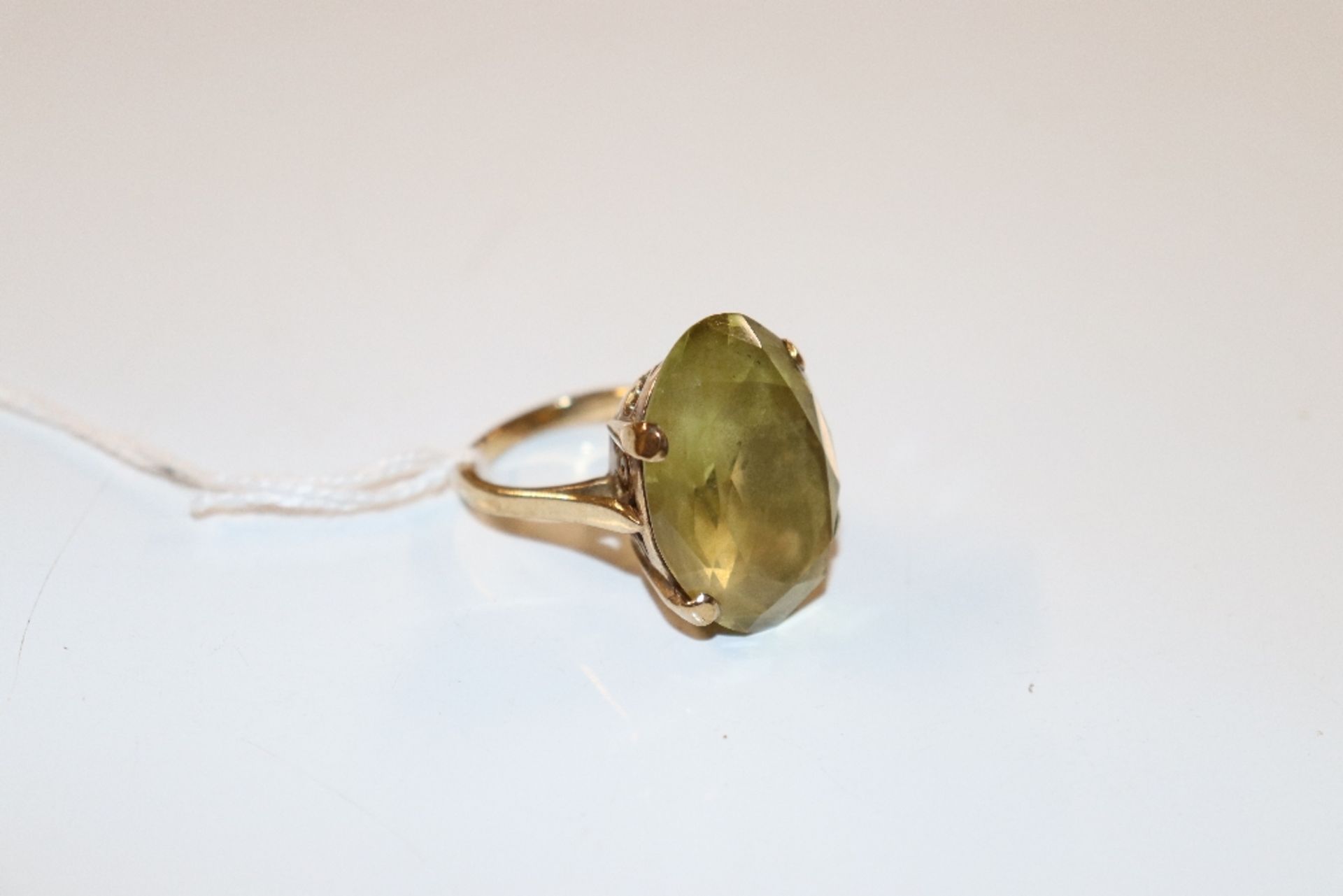A 9ct gold ring set with large stone, approx. tota