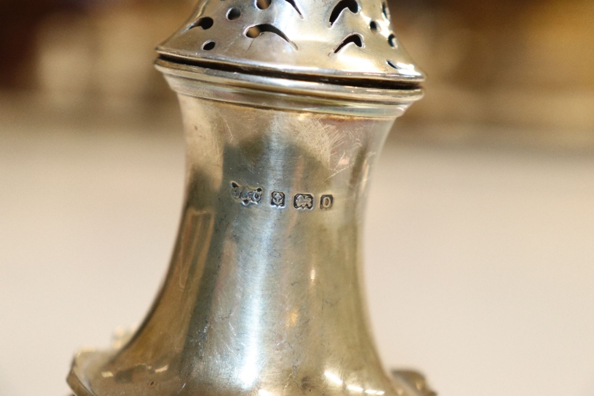 A silver sugar sifter, approx. 87gms; and a 925 si - Image 6 of 6