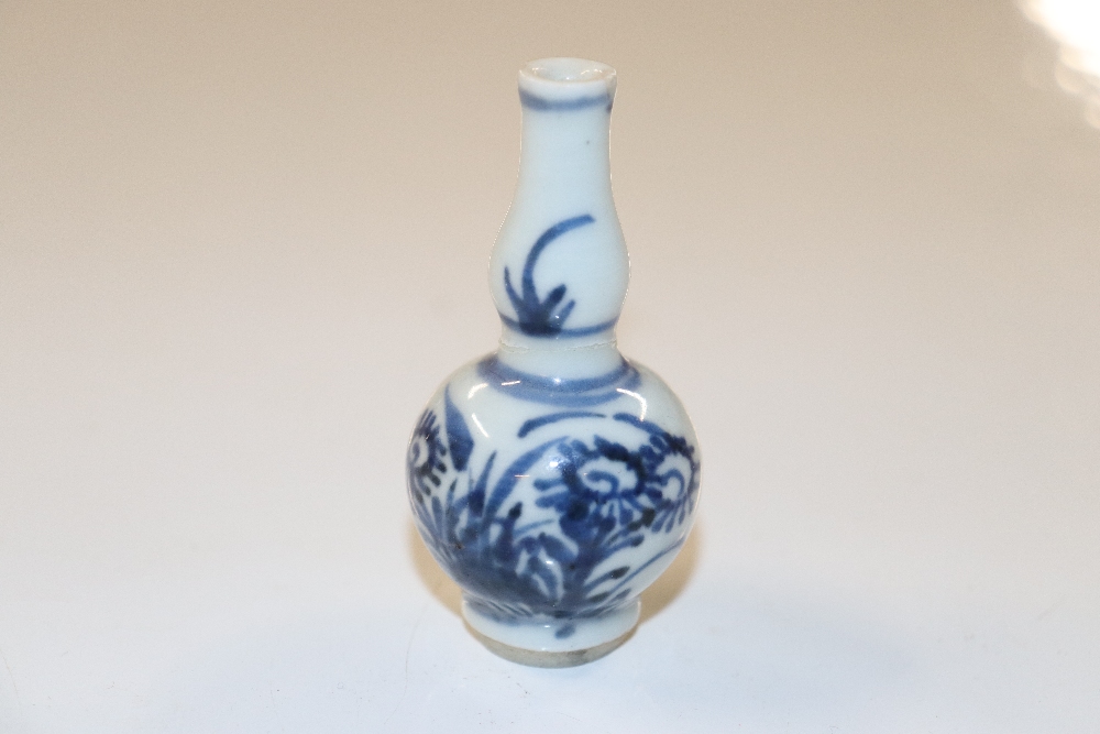 A miniature Chinese vase painted with green dragon - Image 5 of 7