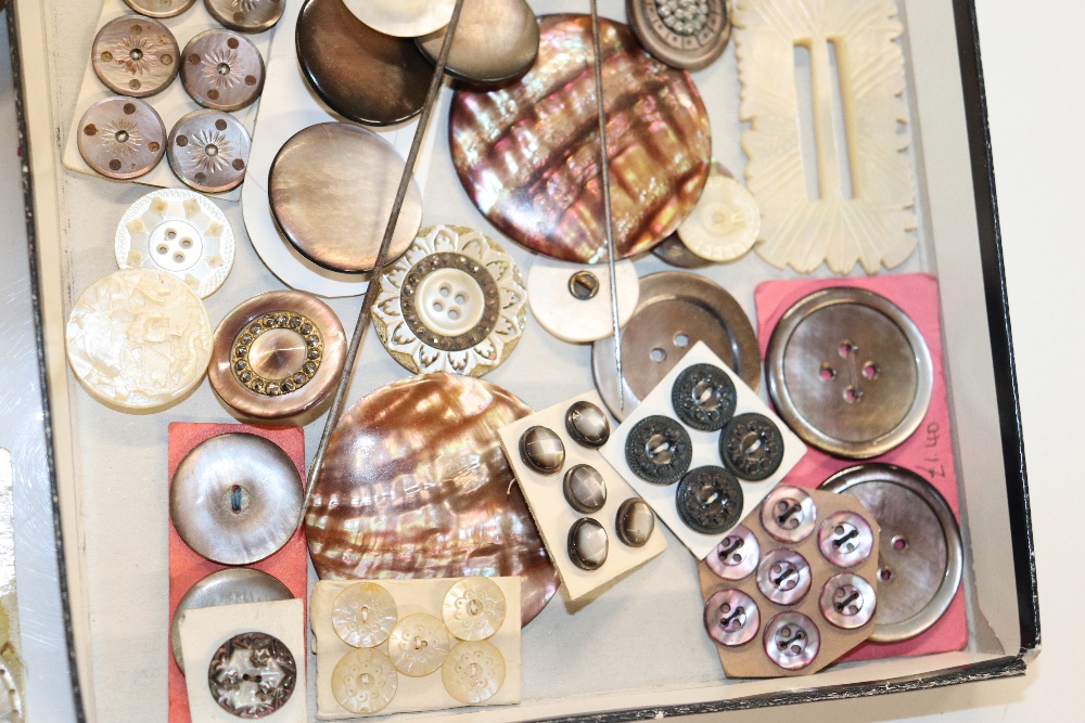 A box containing mother of pearl and other buttons - Image 3 of 11